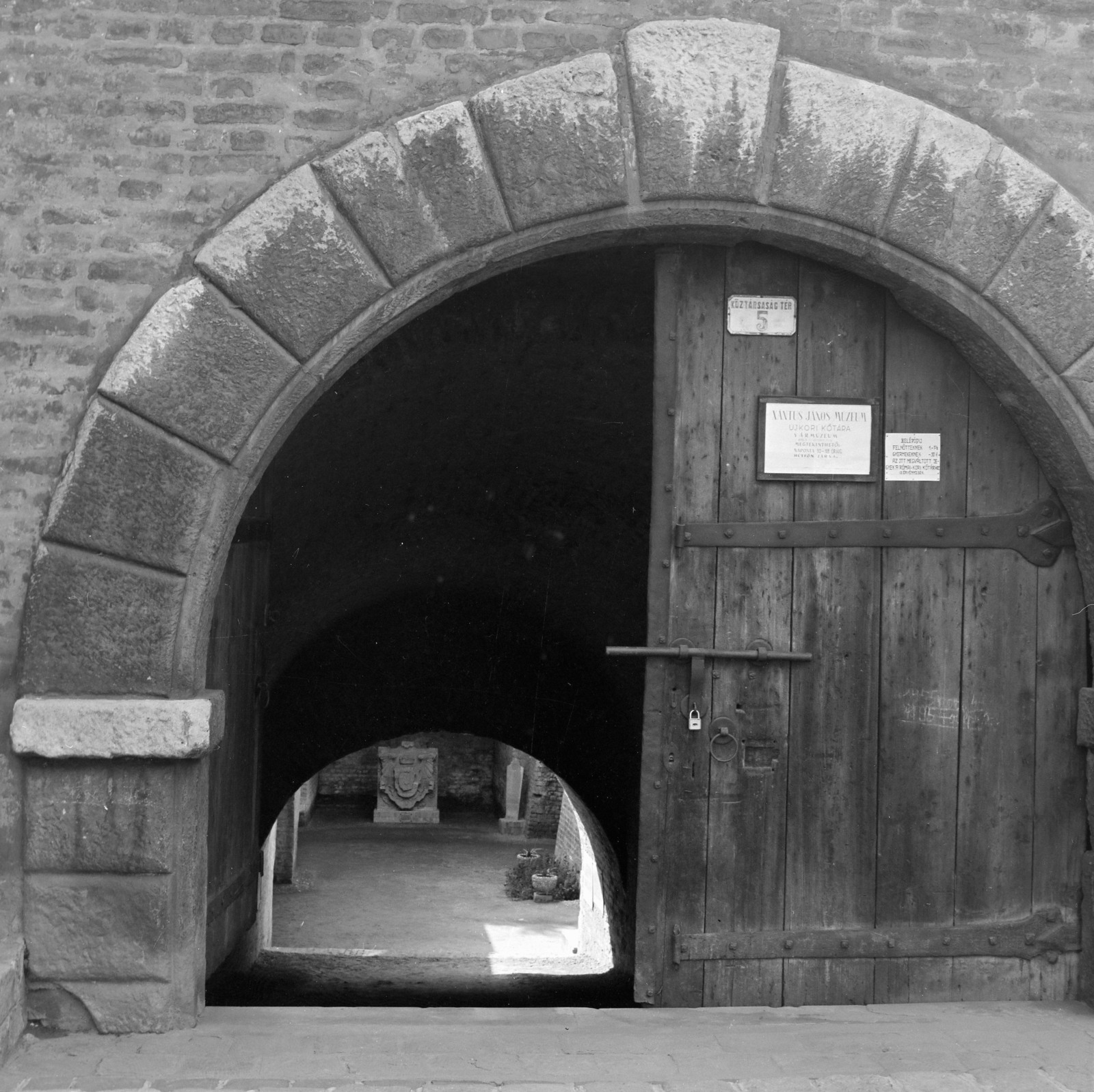 Magyarország, Győr, Bécsi kapu (Köztársaság) tér 5., a Várkazamata-Kőtár bejárata., 1963, Inkey Tibor, boltív, lakat, zár, kapu, Fortepan #120880