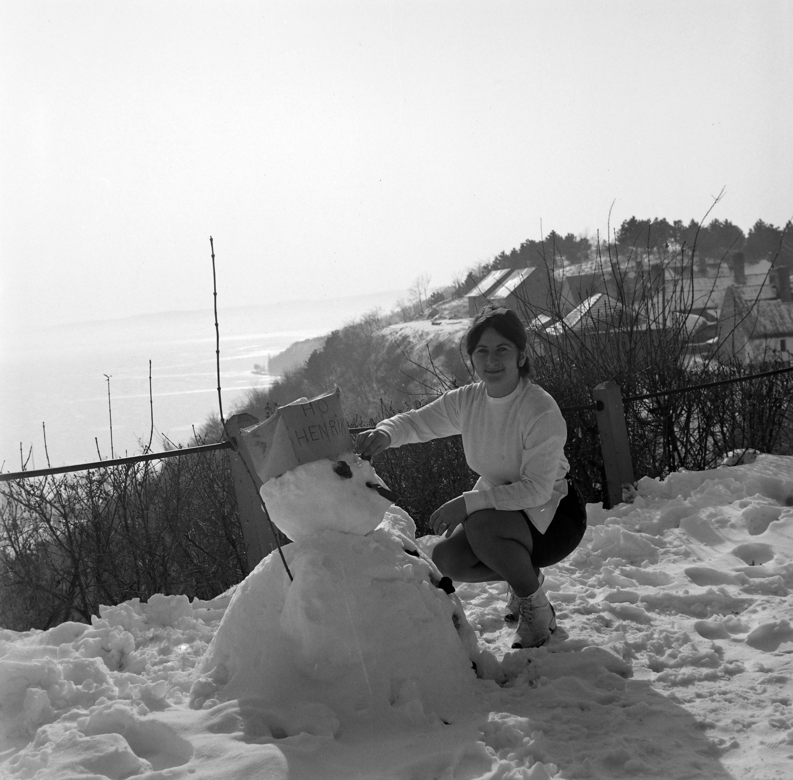 Hungary,Lake Balaton, Tihany, a Rege cukrászda terasza, szemben a Petőfi Sándor utca szélső házai., 1967, Inkey Tibor, humour, snowman, Fortepan #120883