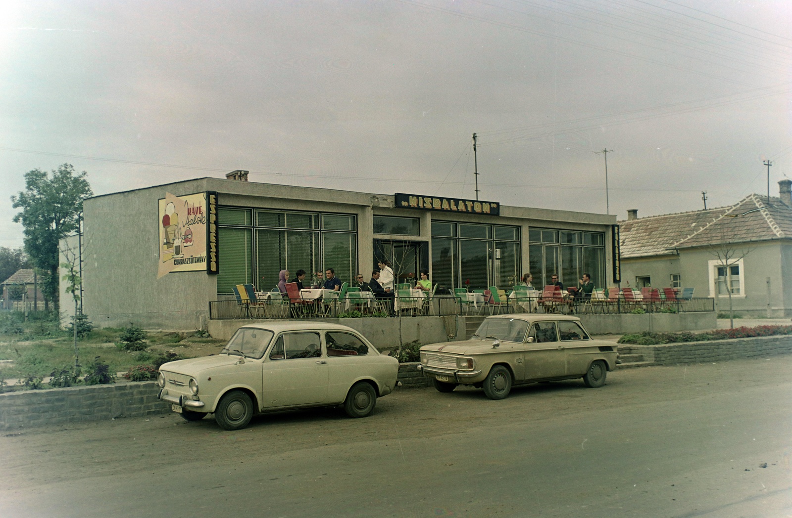 Magyarország, Sármellék, Dózsa György út, Kisbalaton eszpresszó., 1969, Inkey Tibor, színes, NSU-márka, Fiat 850, NSU Typ 110, Fortepan #120890