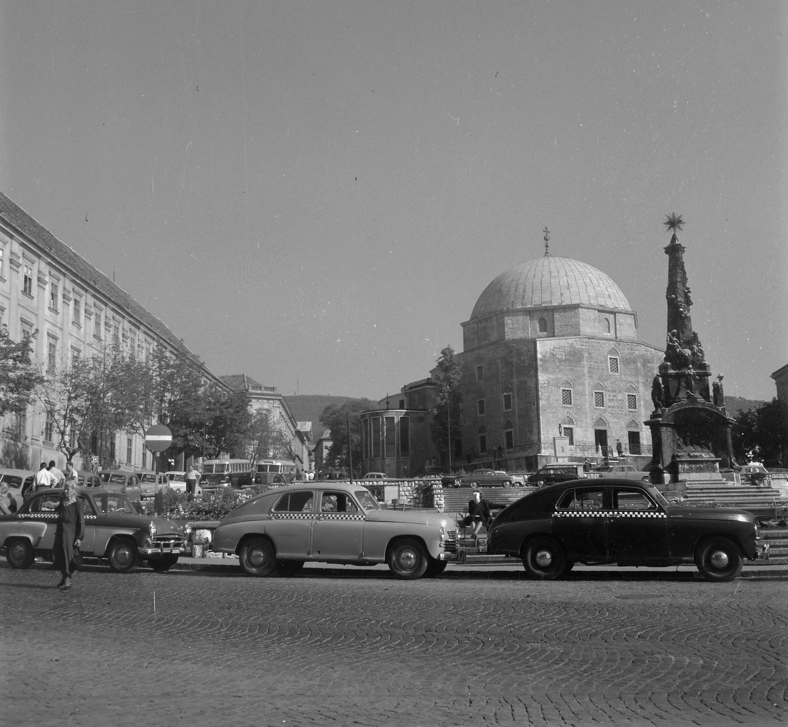 Magyarország, Pécs, Széchenyi tér, jobbra a Szentháromság-szobor és mögötte a Dzsámi., 1960, Inkey Tibor, automobil, műemlék, taxiállomás, városközpont, Moszkvics-márka, GAZ M20 Pobeda, Fortepan #120896
