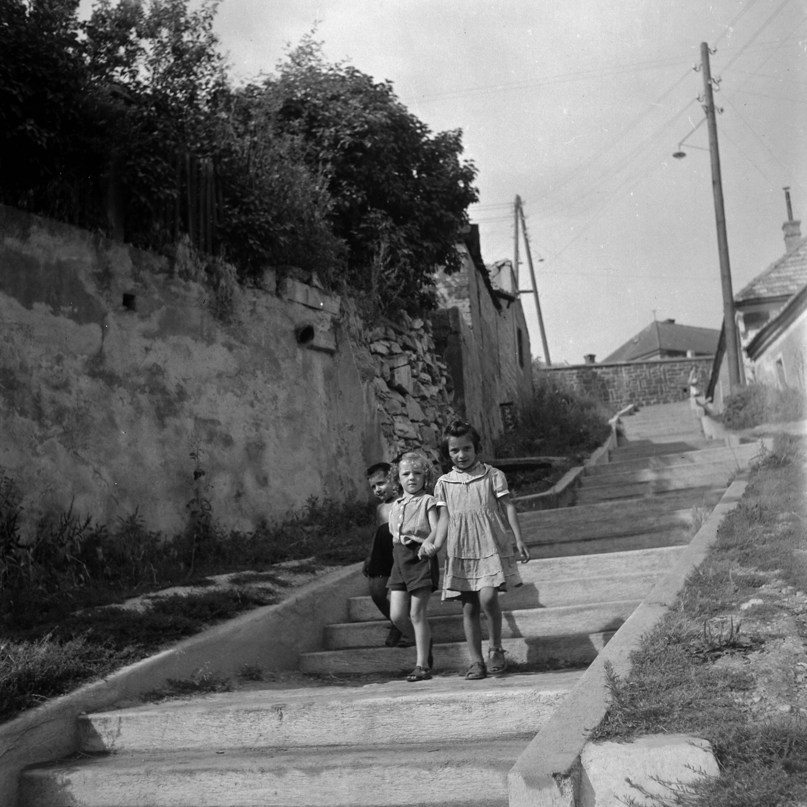 Hungary, Veszprém, az Eszterházy Antal (Szabadnép) utcából a Huszár utcába vezető lépcső., 1961, Inkey Tibor, well, kids, flight of stairs, Fortepan #120900