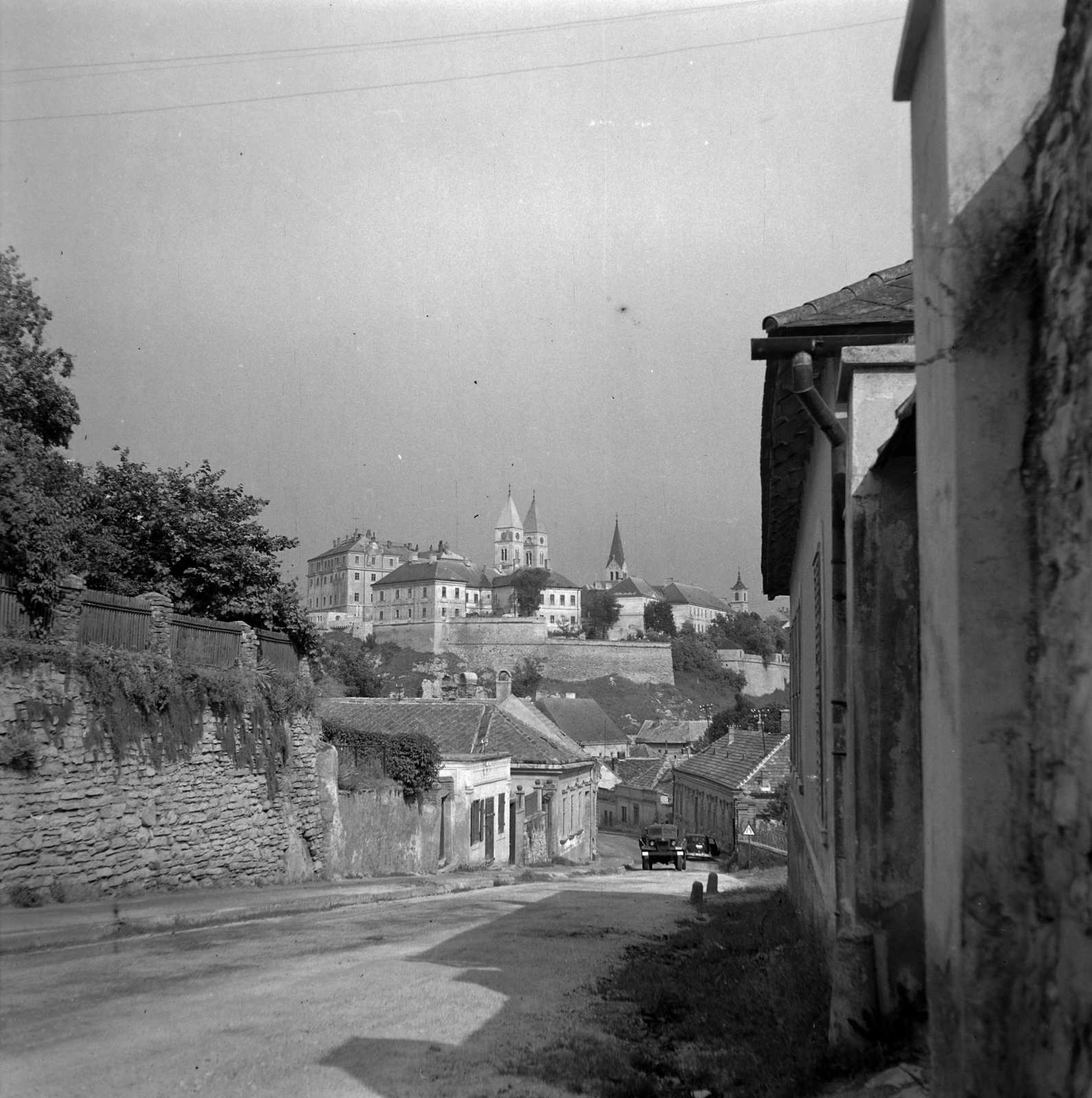 Magyarország, Veszprém, a Vár az Eszterházy Antal (Szabadnép) utcából nézve., 1960, Inkey Tibor, lejtő, Fortepan #120904