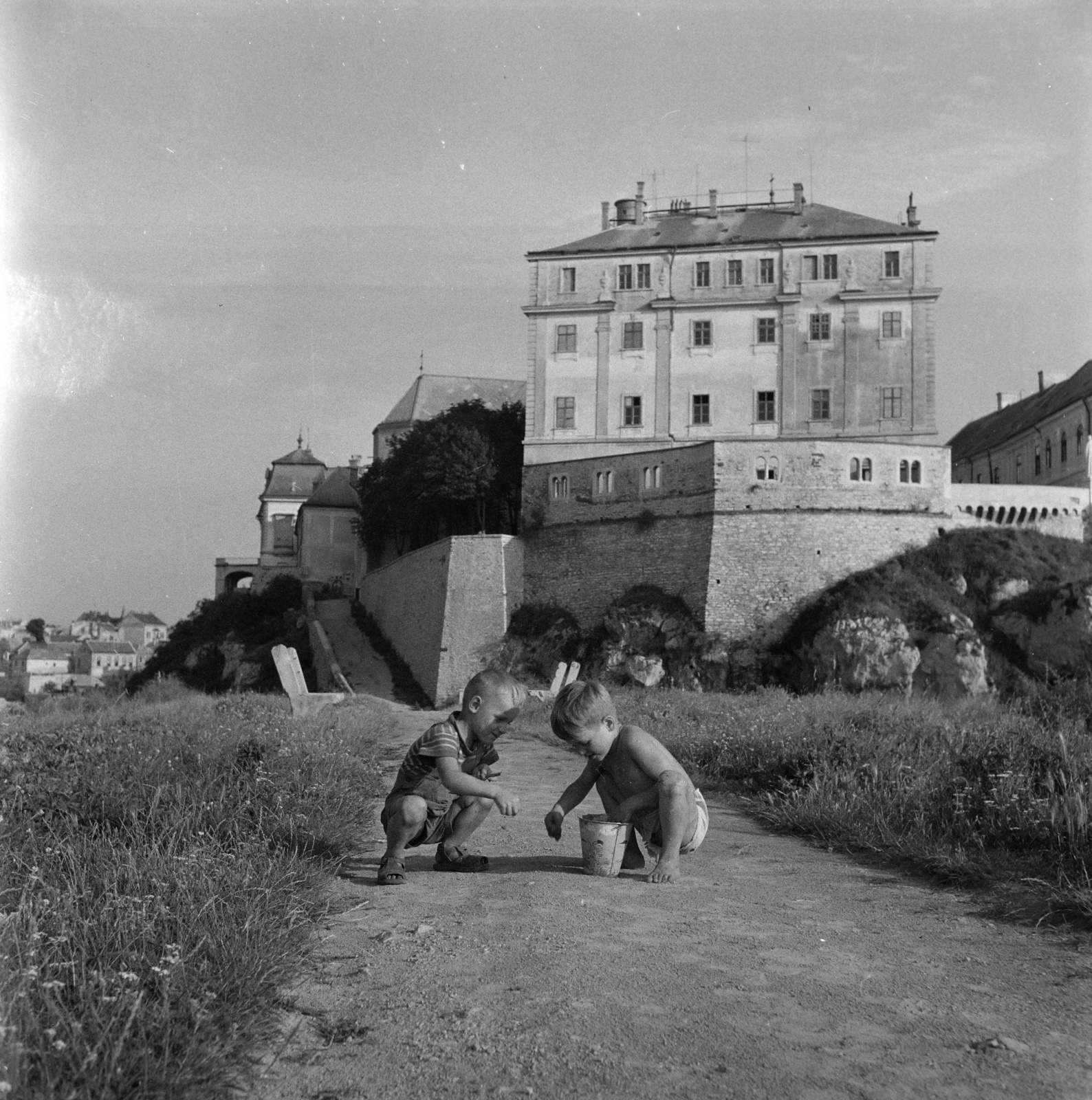 Hungary, Veszprém, a Vár a Benedek-hegyről nézve., 1961, Inkey Tibor, kids, bucket, Fortepan #120907