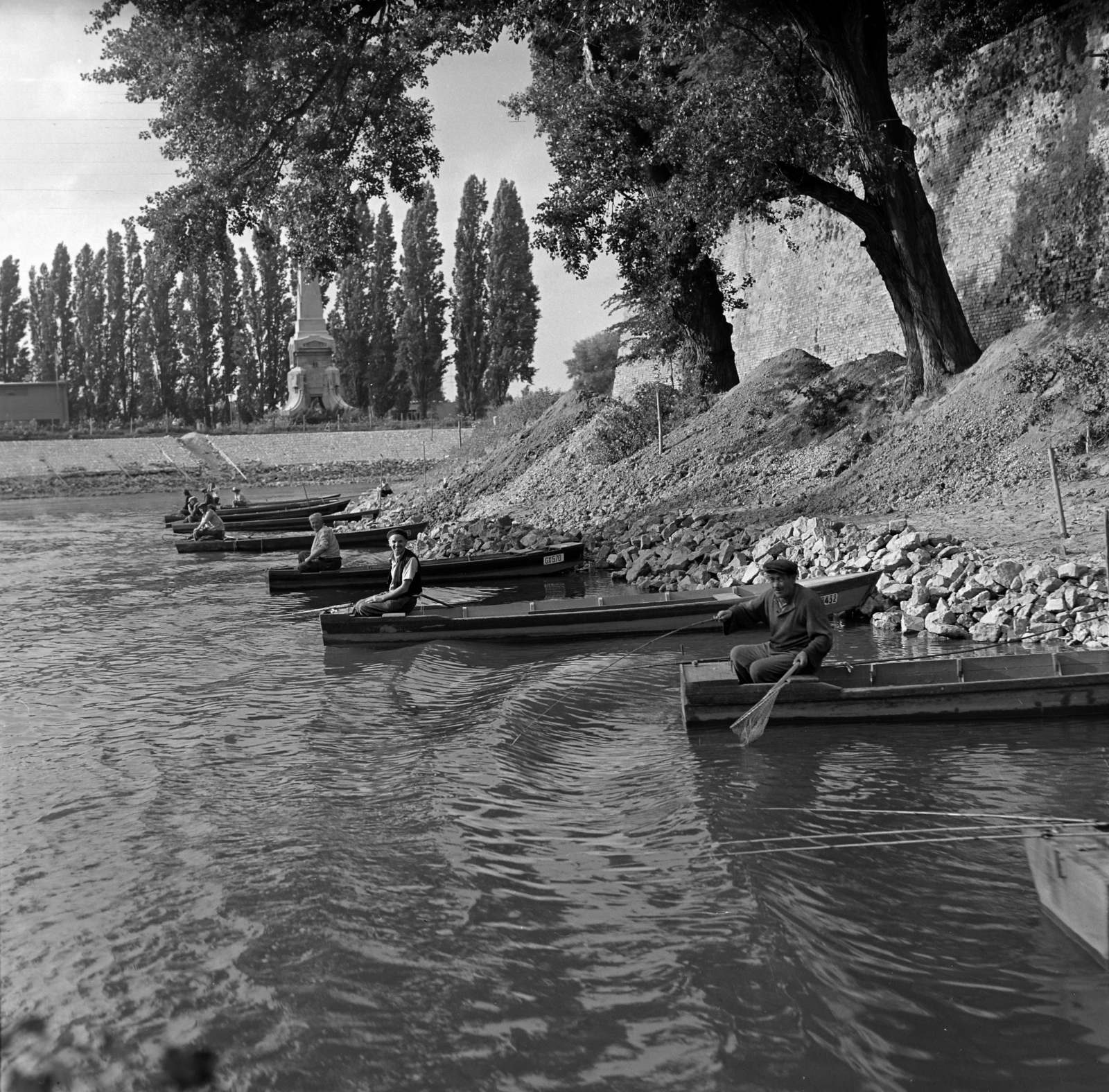 Hungary, Győr, horgászok a Rábán a Kastély-bástya alatt. Szemben a Cziráky-emlékmű., 1963, Inkey Tibor, fishing, barge, Fortepan #120915
