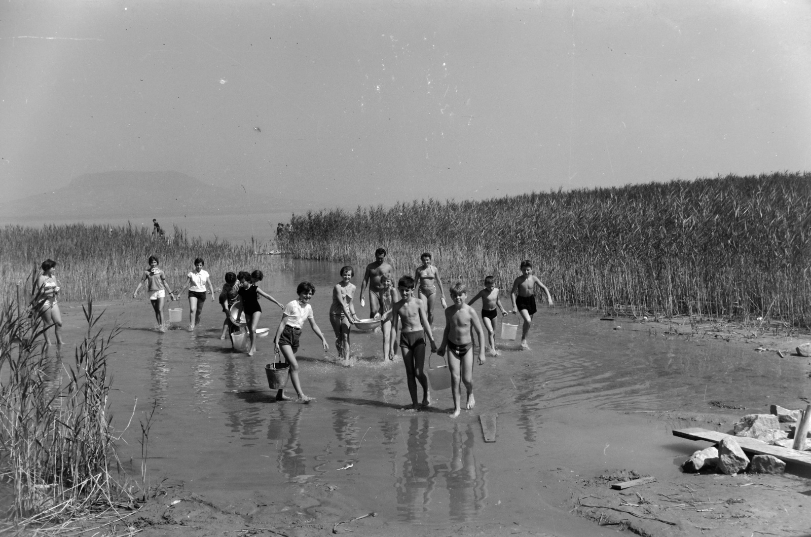 Magyarország, Balatonfenyves, Balaton-part, a budapesti Eötvös Gimnázium táborának lakói., 1959, Inkey Tibor, gyerekek, fürdőzés, Fortepan #120919