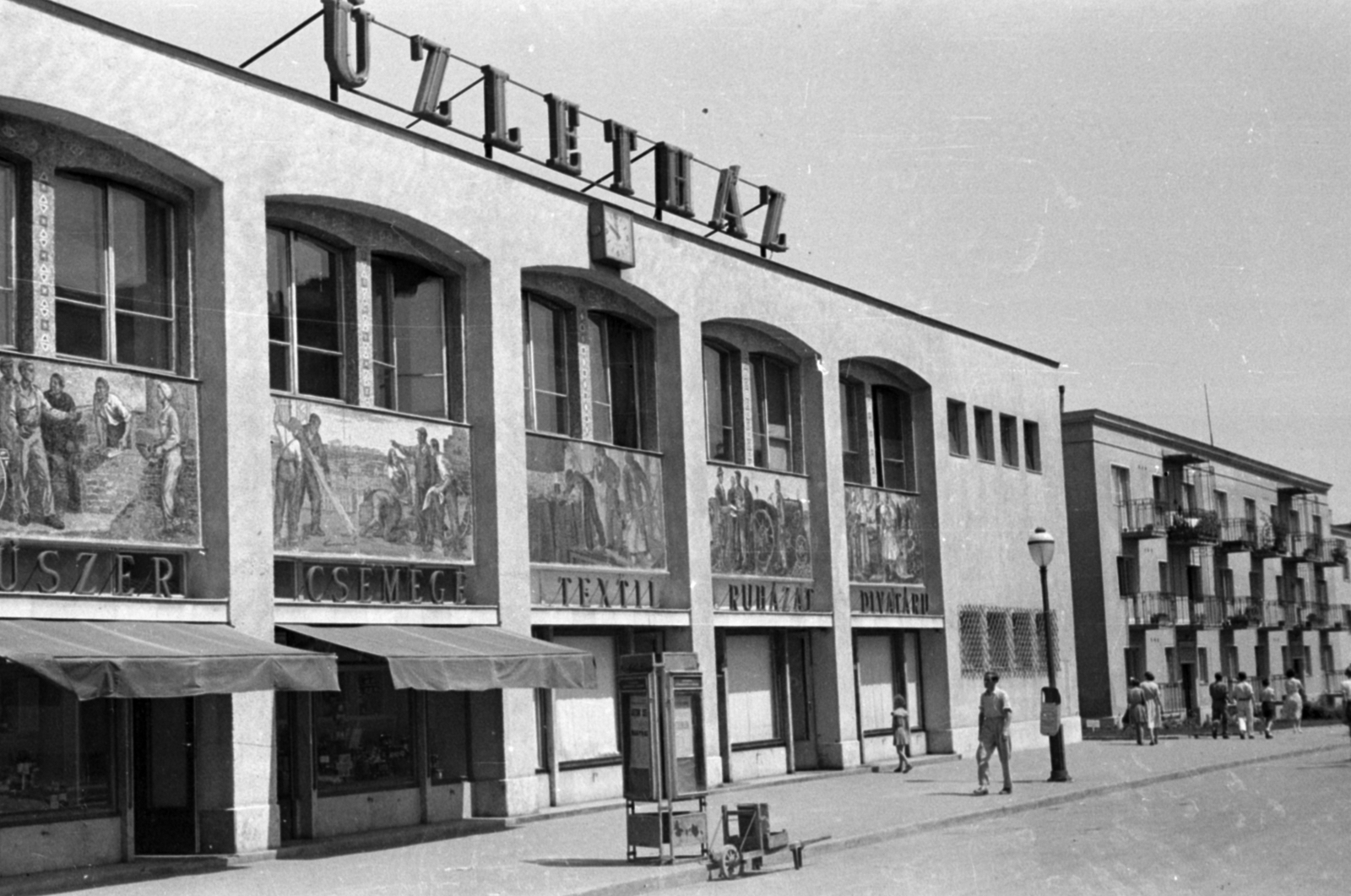Hungary, Dunaújváros, (Sztálinváros), Bartók Béla (November 7.) tér, Üzletház., 1960, Kurutz Márton, architectural ornament, socialist realism, Fortepan #12092
