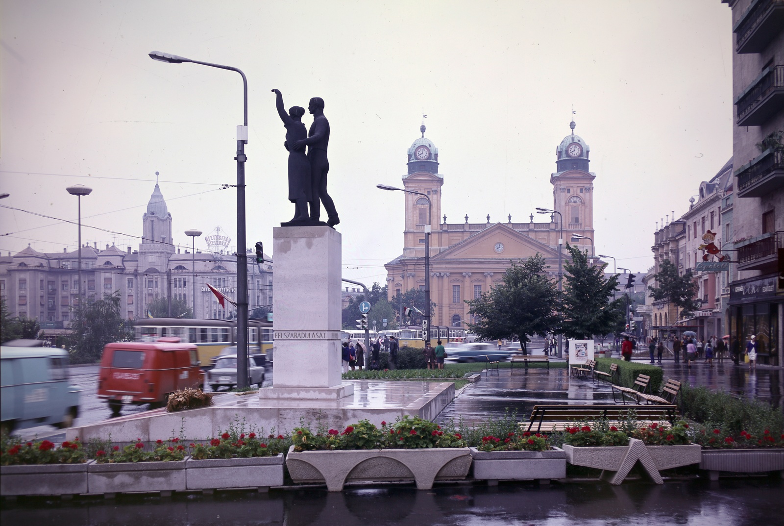 Hungary, Debrecen, Piac utca (Vörös Hadsereg útja), Felszabadulási emlékmű (később Debreceni család) Pátzay Pál 1967-ben felavatott alkotása. Háttérben a Református Nagytemplom., 1972, Inkey Tibor, colorful, sculpture, Fortepan #120946