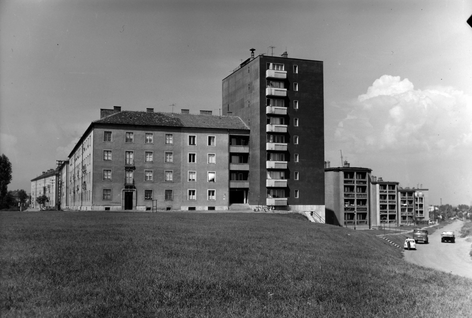 Magyarország, Miskolc, Soltész Nagy Kálmán (Kun Béla) utca és a Petneházy bérházak a tapolcai elágazás felől nézve., 1961, Inkey Tibor, Fortepan #120950