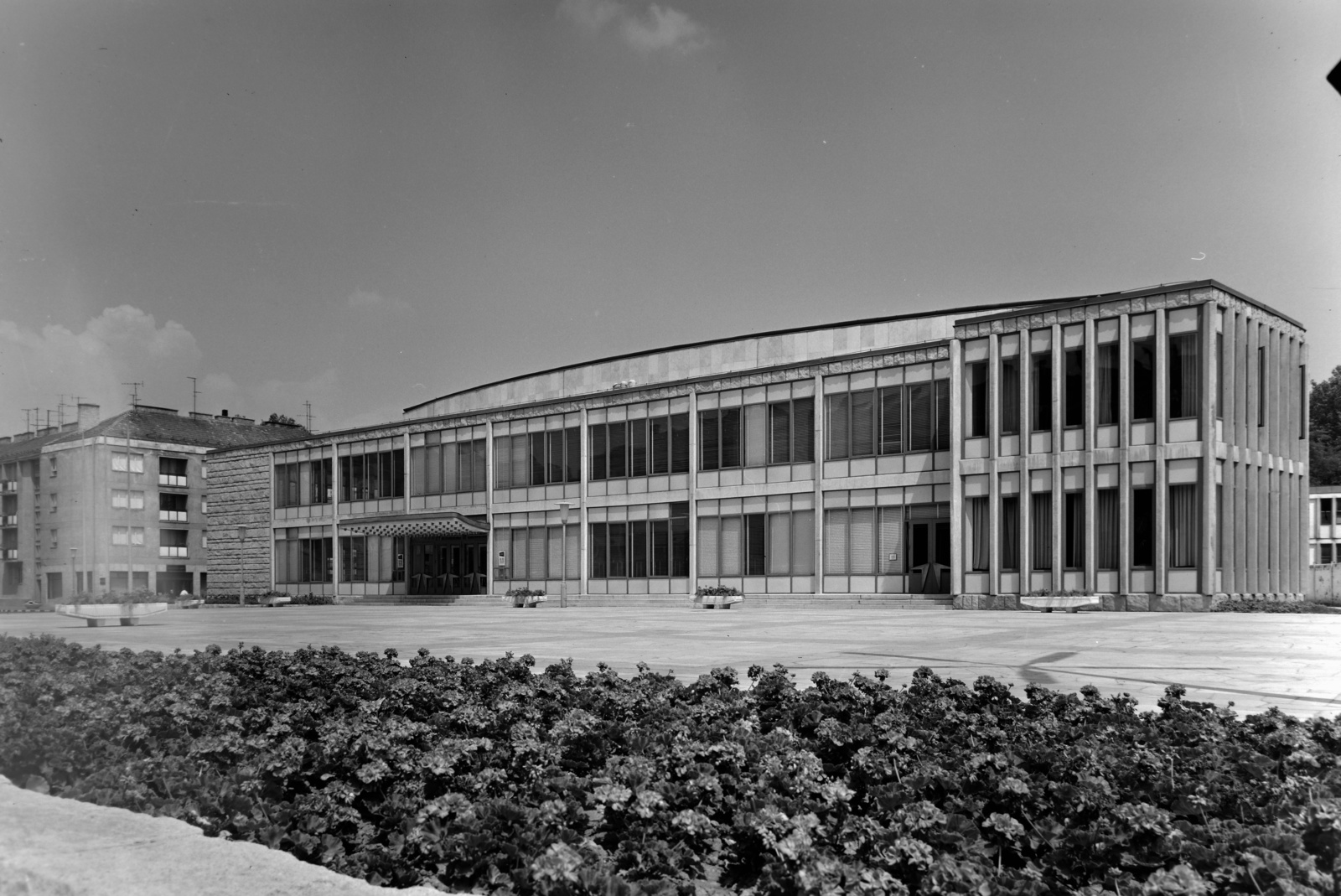 Hungary, Szombathely, Március 15. tér, Művelődési és Sportház. Bal szélen a Markusovszky Lajos utca - Deák Ferenc utca sarkán álló ház látható., 1963, Inkey Tibor, Antal Károlyi-design, Fortepan #120952