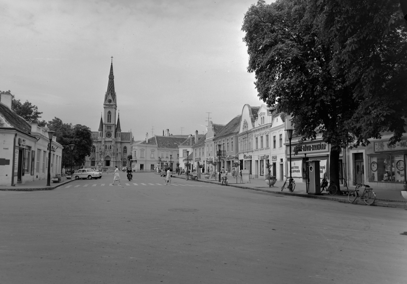 Magyarország, Kőszeg, Fő (Köztársaság) tér, szemben a Jézus Szíve-templom., 1964, Inkey Tibor, gyalogátkelő, kerékpár, Fortepan #120954