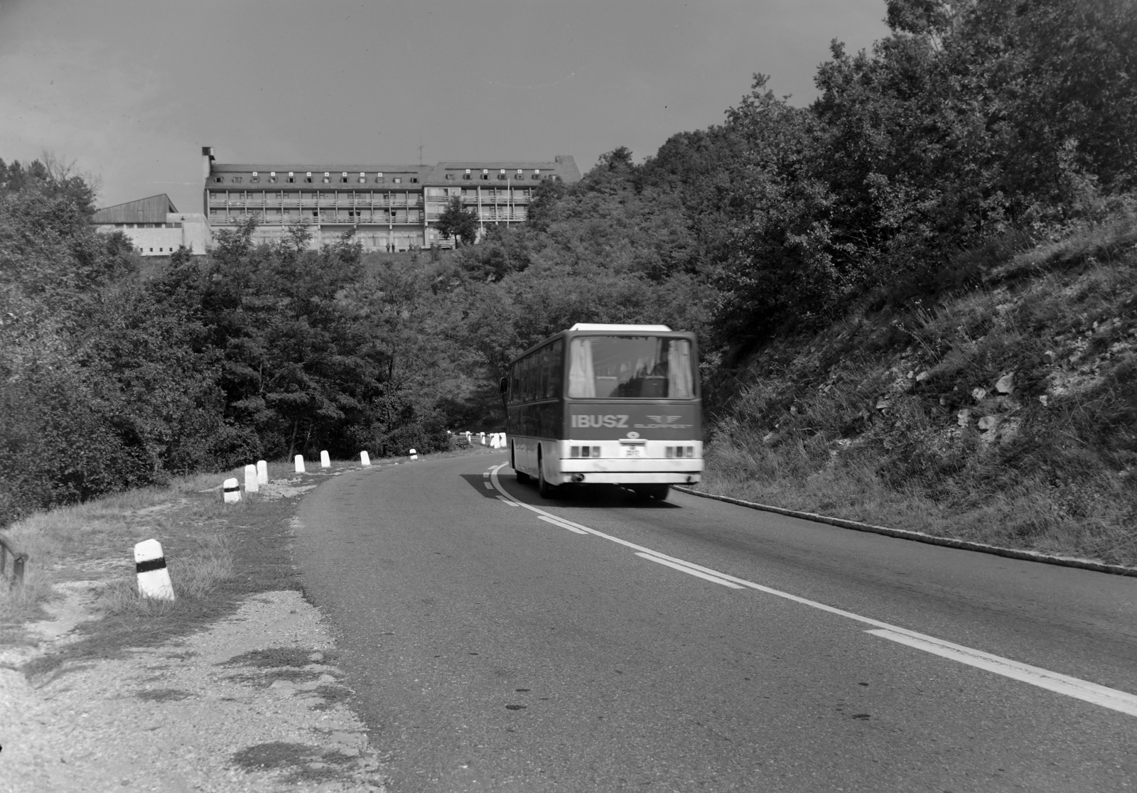 Hungary, Visegrád, Hotel Silvanus., 1976, Inkey Tibor, bus, Ikarus-brand, Fortepan #120955