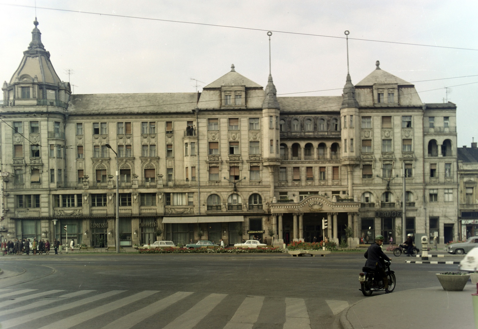 Magyarország, Debrecen, Piac utca (Vörös Hadsereg útja), Aranybika Szálloda., 1971, Inkey Tibor, színes, Fortepan #120959
