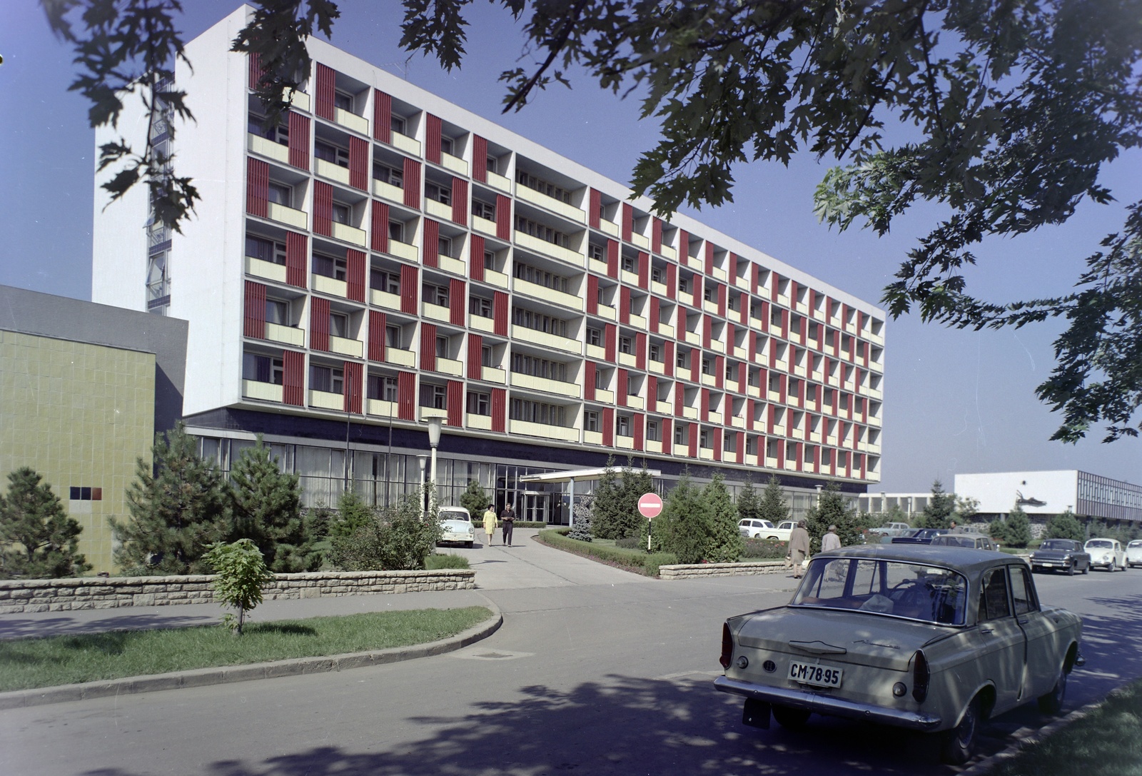 Magyarország, Hajdúszoboszló, Mátyás király sétány 10. (Lenin utca), SZOT Béke Gyógyüdülő., 1971, Inkey Tibor, színes, Moszkvics-márka, üdülőhely, Fortepan #120966