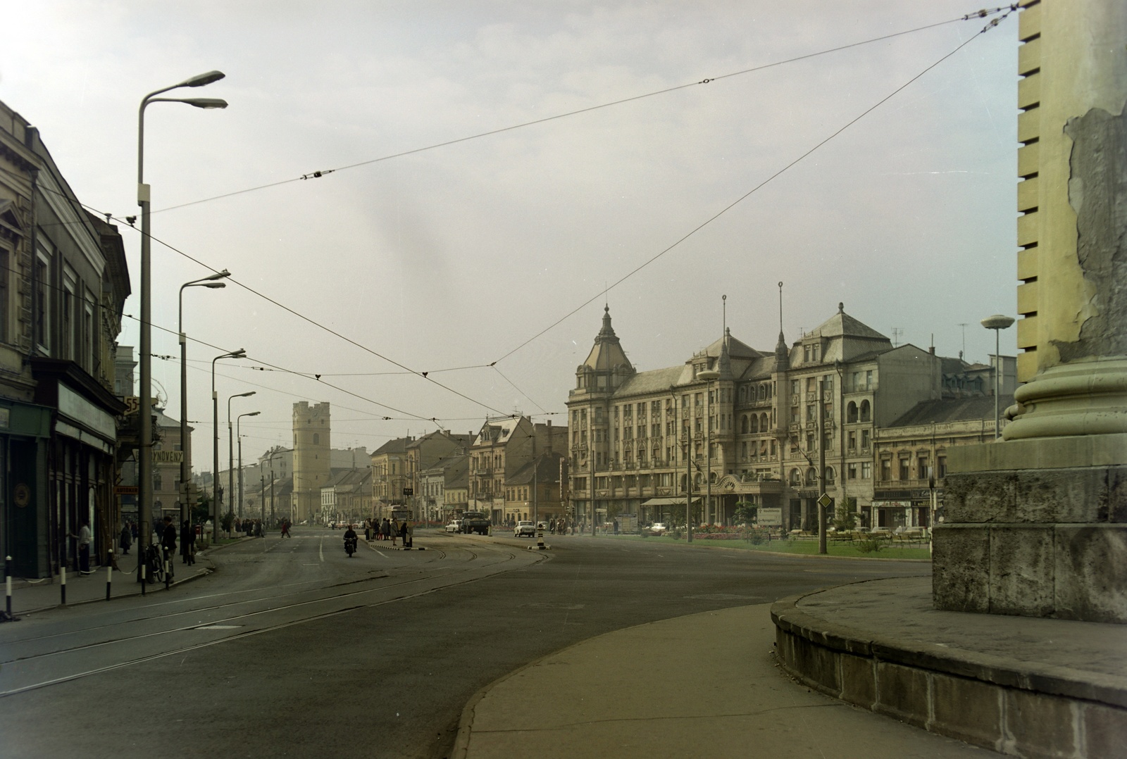 Hungary, Debrecen, Kossuth tér, a Református Nagytemplom mellől nézve. Szemben a Piac utcában az Aranybika Szálloda. Balra távolabb a református Kistemplom (Csonkatemplom)., 1971, Inkey Tibor, colorful, Fortepan #120967