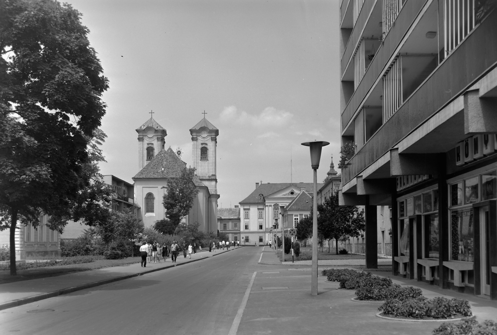 Hungary, Eger, Egészségház utca, szemben a Kossuth Lajos utcánál a Ferences templom és a Megyeháza (ekkor Megyei Tanács)., 1967, Inkey Tibor, Fortepan #120971