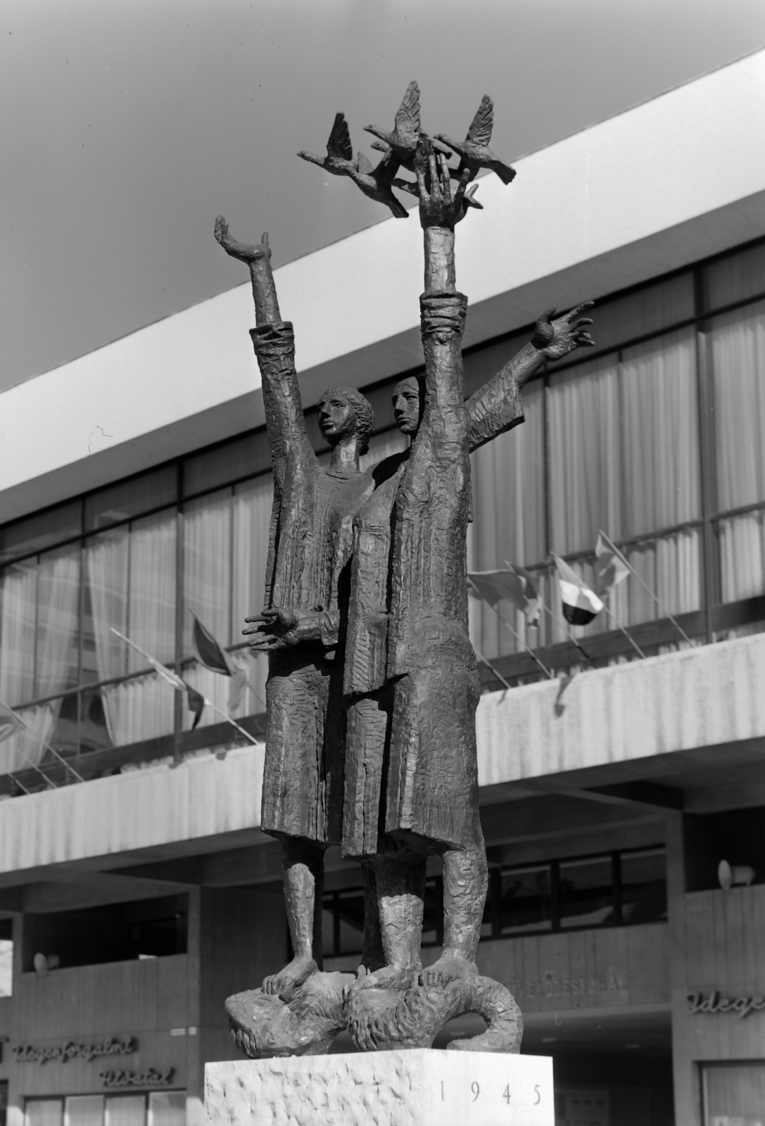 Hungary, Salgótarján, Fő tér, Felszabadulási emlékmű (Somogyi József, 1967.). Háttérben a József Attila Művelődési Ház., 1967, Inkey Tibor, sculpture, Fortepan #120976