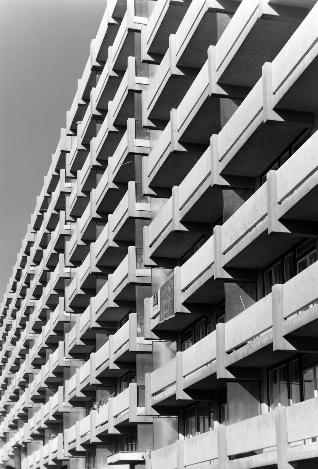 Magyarország, Salgótarján, Március 15. utca 2-12., 1967, Inkey Tibor, modern építészet, erkély, Fortepan #120977