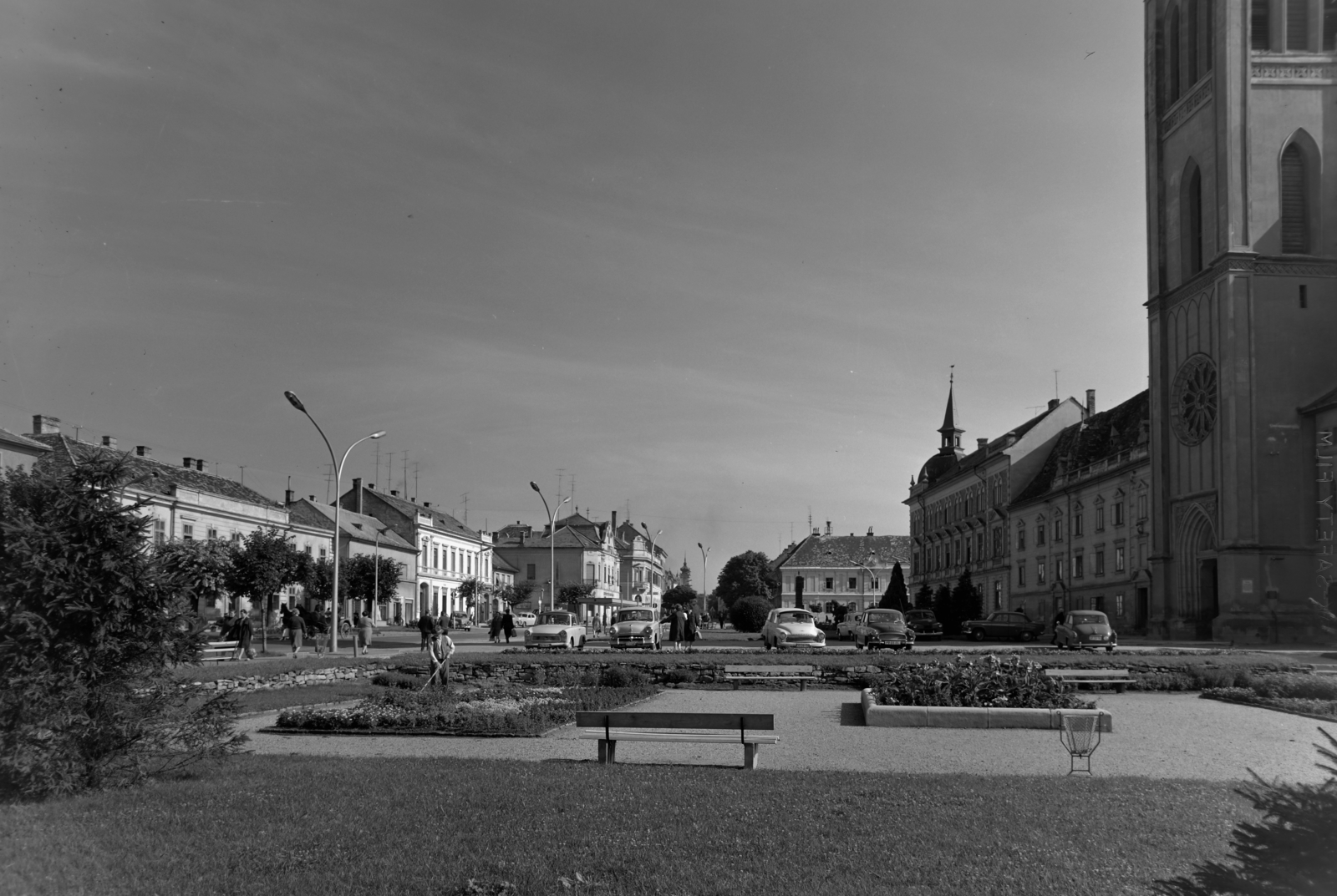 Hungary,Lake Balaton, Keszthely, Fő tér, a kép jobb szélén a Magyarok Nagyasszonya templom, szemben a Kossuth Lajos utca., 1961, Inkey Tibor, Fortepan #120982