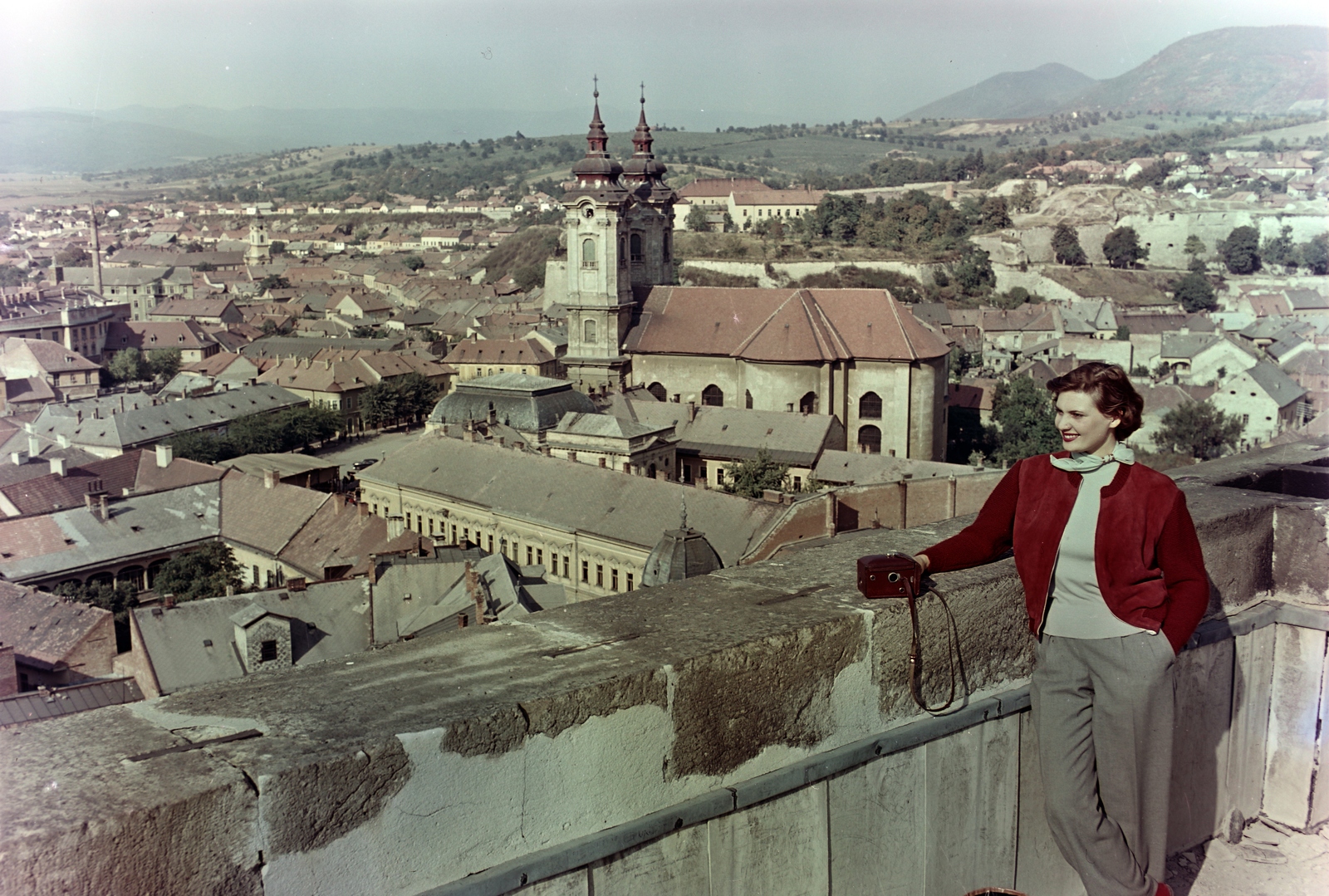 Magyarország, Eger, látkép a Líceum teraszáról, háttérben a Minorita templom a Dobó István (Kossuth) téren., 1955, Inkey Tibor, templom, színes, barokk-stílus, katolikus, Ferences rend, rokokó stílus, Fortepan #120989