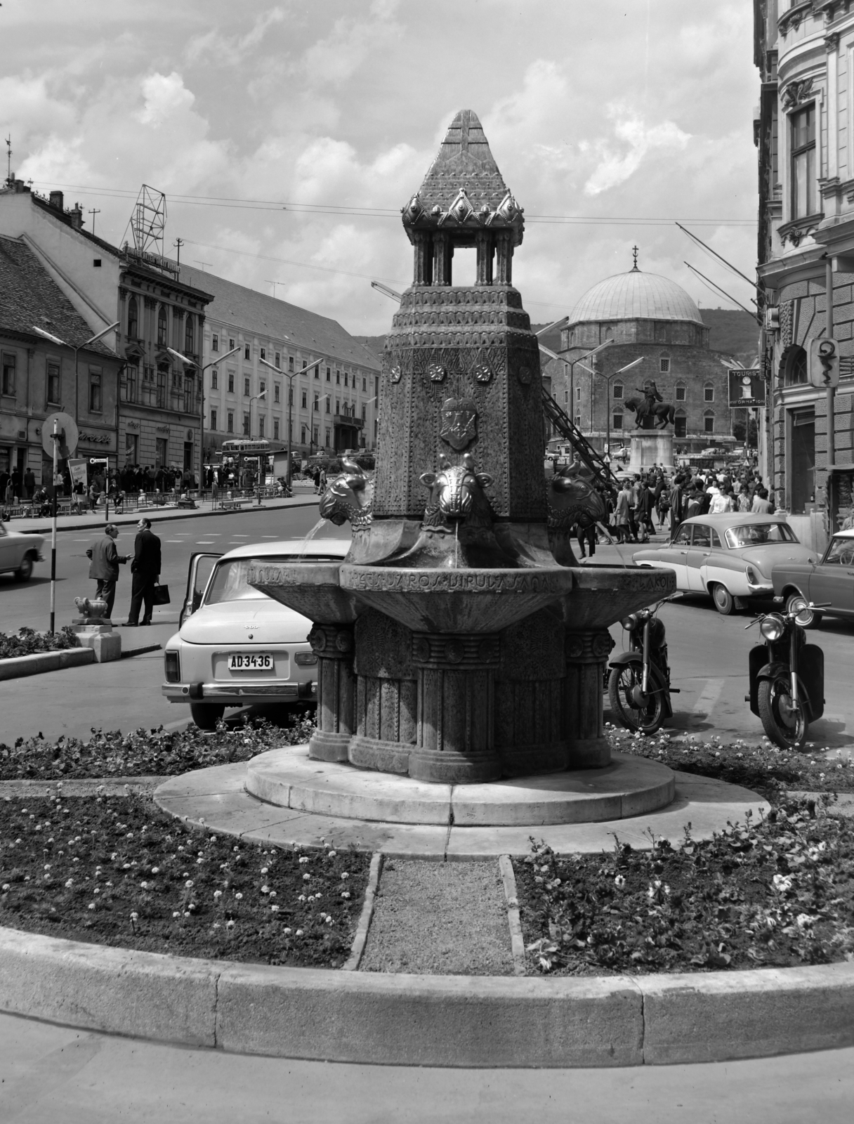 Hungary, Pécs, Széchenyi tér déli része, Zsolnay-kút., 1967, Inkey Tibor, well, number plate, Fortepan #120991