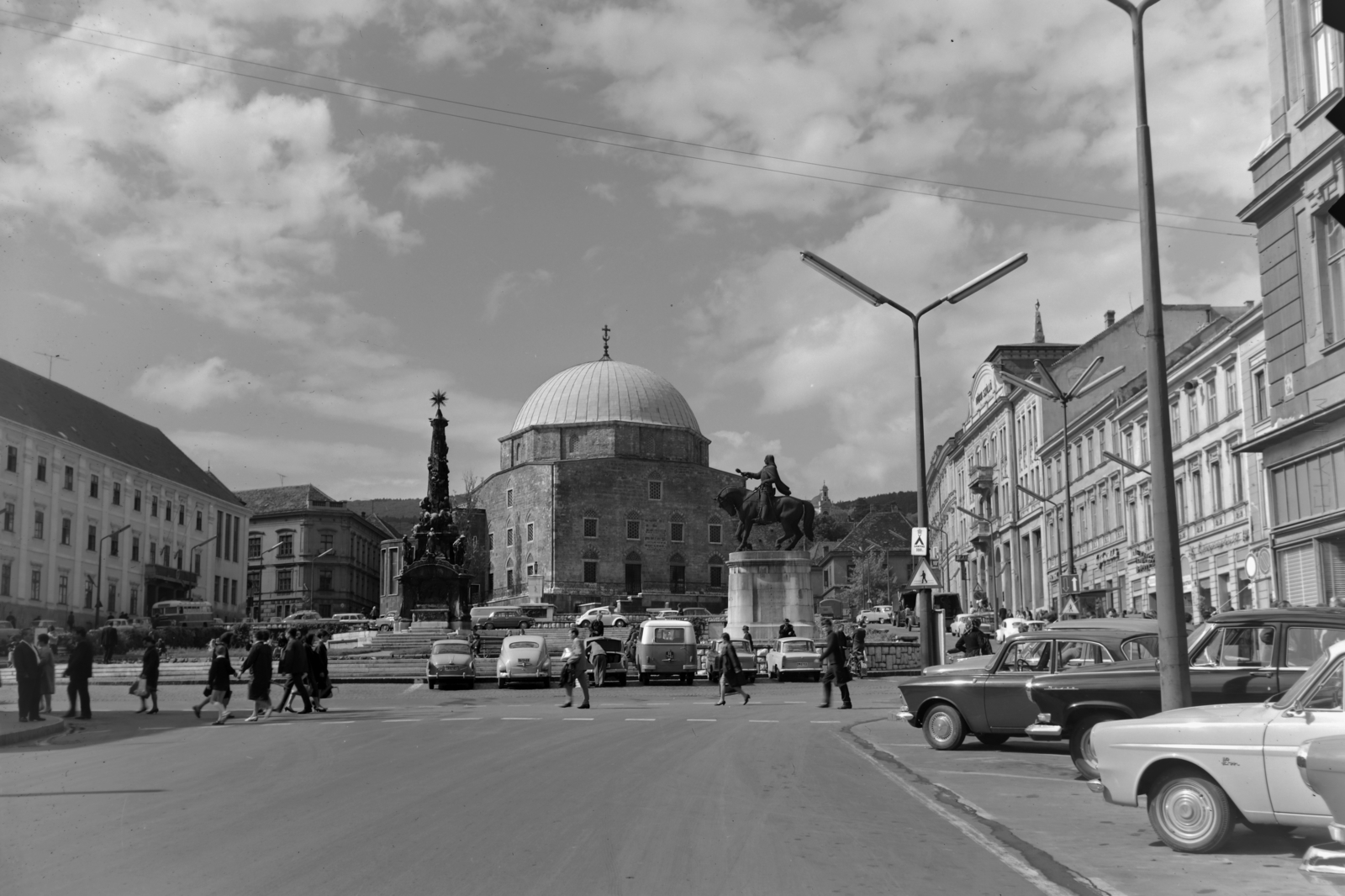 Hungary, Pécs, Széchenyi tér, a Szentháromság-szobor és Hunyadi János szobra mögött a Dzsámi., 1967, Inkey Tibor, church, automobile, Holy Trinity Statue, Fortepan #120992