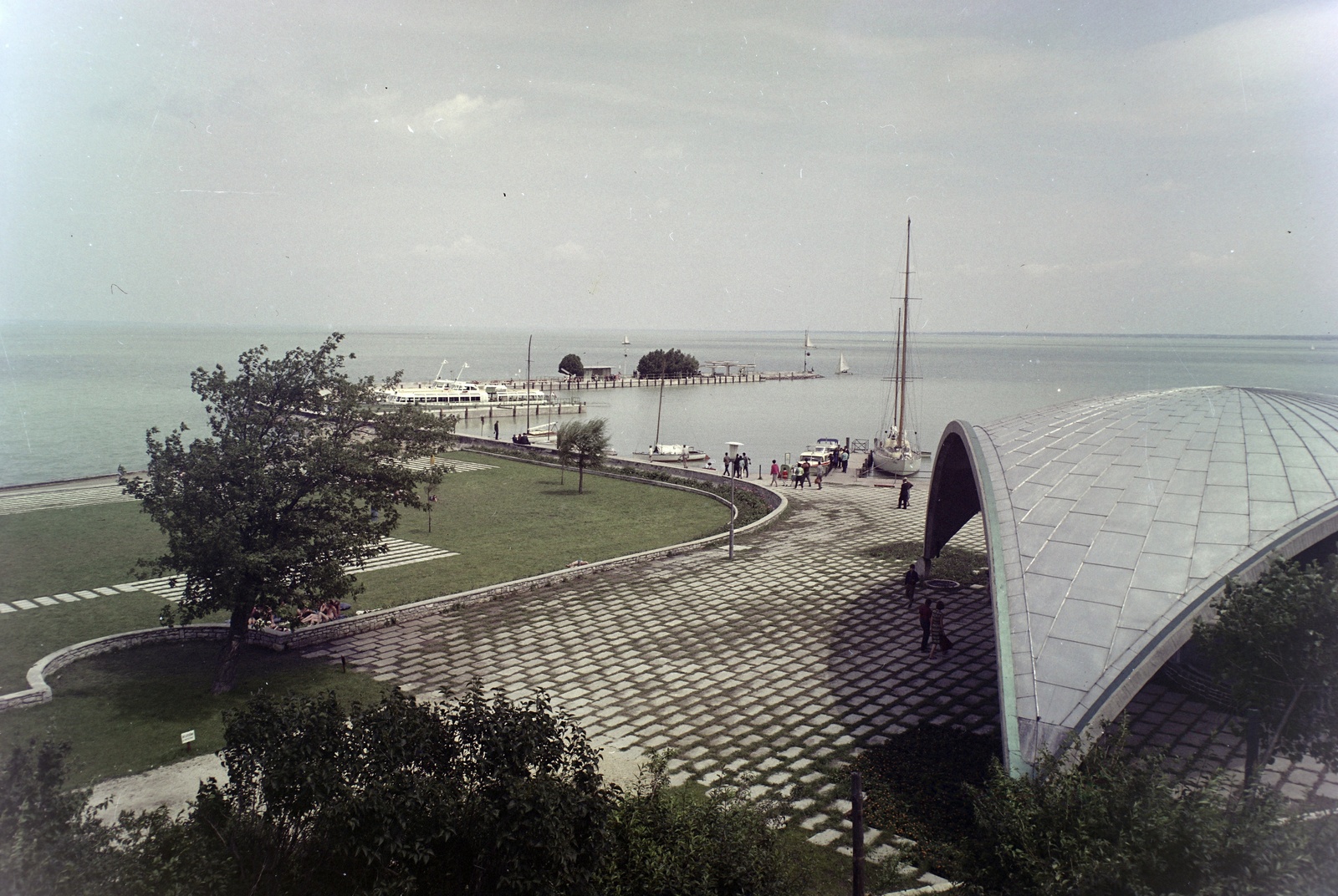 Hungary,Lake Balaton, Tihany, hajóállomás., 1964, Inkey Tibor, colorful, boat station, shell structure, Fortepan #120993