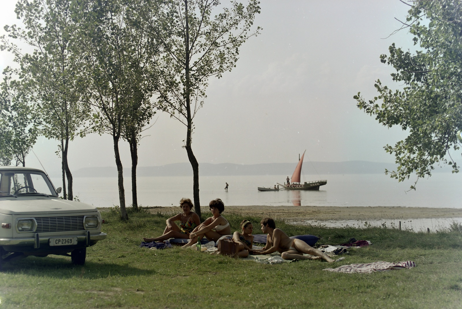 Magyarország, Balatonőszöd, szabadstrand. Háttérben az Egri csillagok című filmben látható vitorlás. Török Bálint sikertelen kiszabadítását ábrázoló, tengerparton játszódó jelenetek közeli beállításait itt forgatták., 1968, Inkey Tibor, híres ember, strand, színes, szerelem, Wartburg-márka, színész, Wartburg 353, emberpár, Fortepan #120995