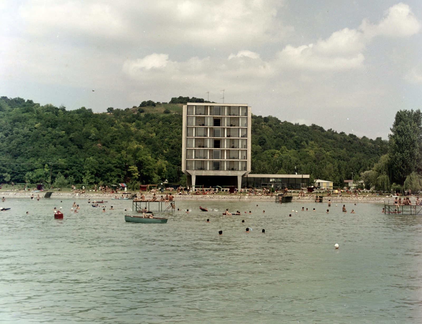 Magyarország,Balaton, Tihany, Hotel Tihany a rév közelében., 1964, Inkey Tibor, színes, szálloda, Fortepan #121000