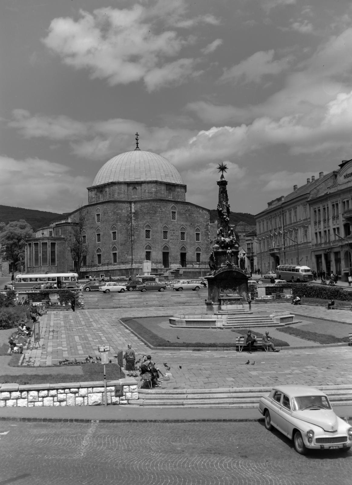 Hungary, Pécs, Széchenyi tér, a Szentháromság-szobor mögött a Dzsámi., 1967, Inkey Tibor, church, automobile, Holy Trinity Statue, Fortepan #121001