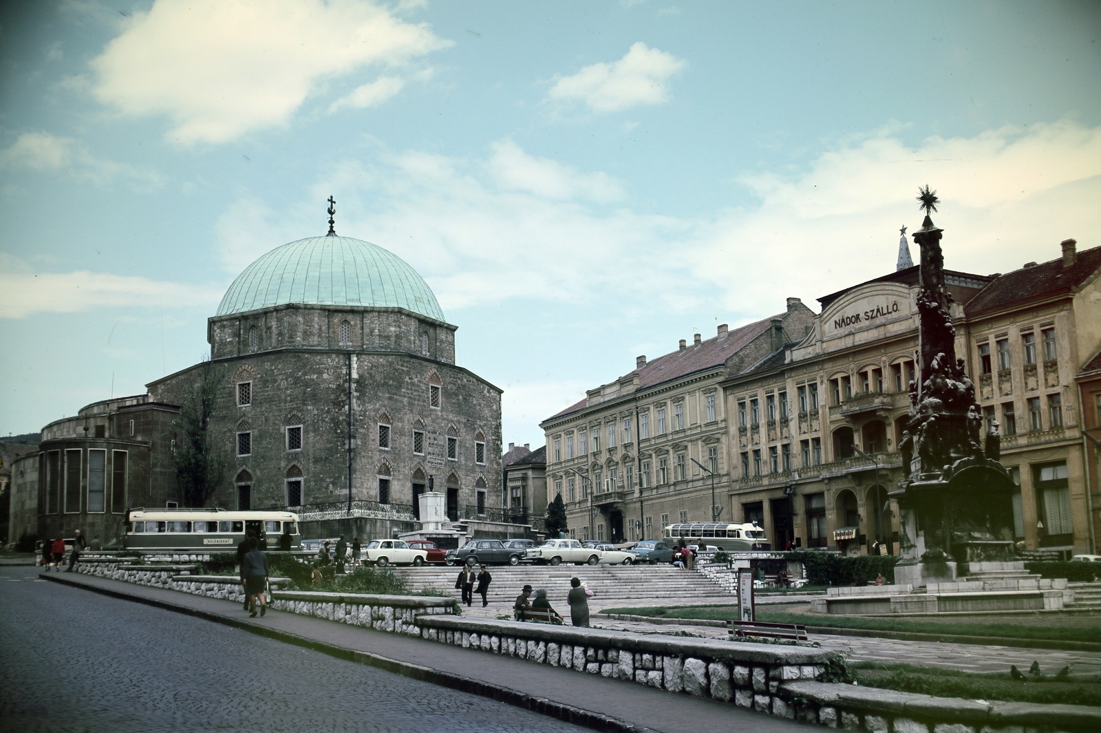 Magyarország, Pécs, Széchenyi tér, balra a Dzsámi, jobbra a Szentháromság-szobor mögött a Nádor Szálló., 1962, Inkey Tibor, színes, szálloda, Fortepan #121009