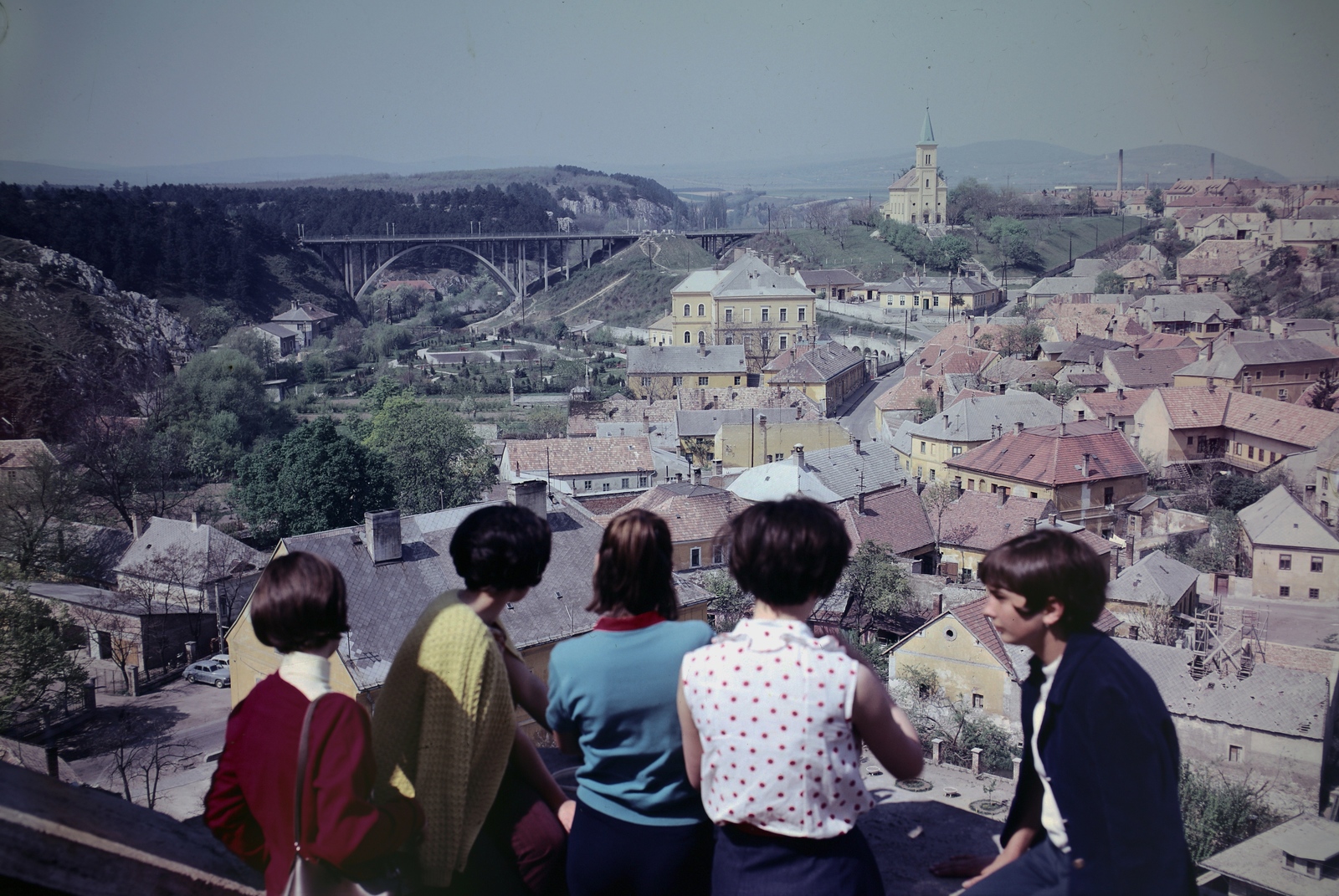 Magyarország, Veszprém, kilátás a Várkilátóból a Szent István völgyhíd (Viadukt) és a Szent László-templom felé., 1961, Inkey Tibor, színes, Fortepan #121012