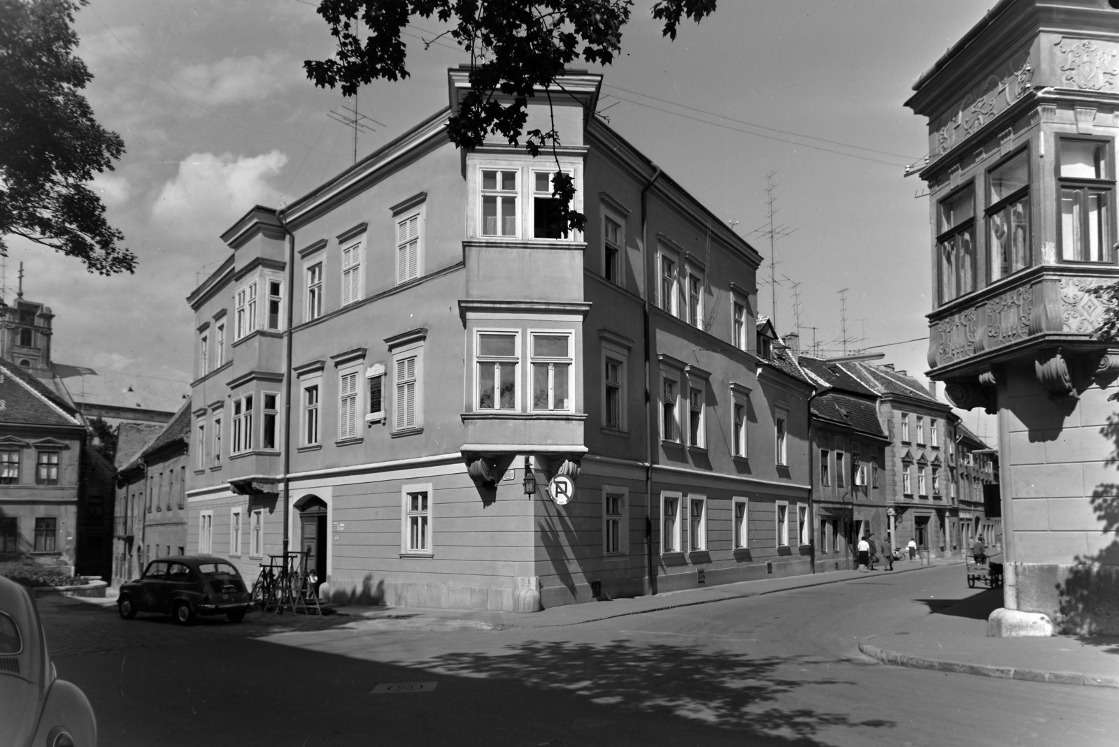 Magyarország, Győr, Bécsi kapu (Köztársaság) tér, szemben a Király (Alkotmány) utca és sarkán, jobbra az Altabak-ház., 1963, Inkey Tibor, sarokház, sarokerkély, Fortepan #121014