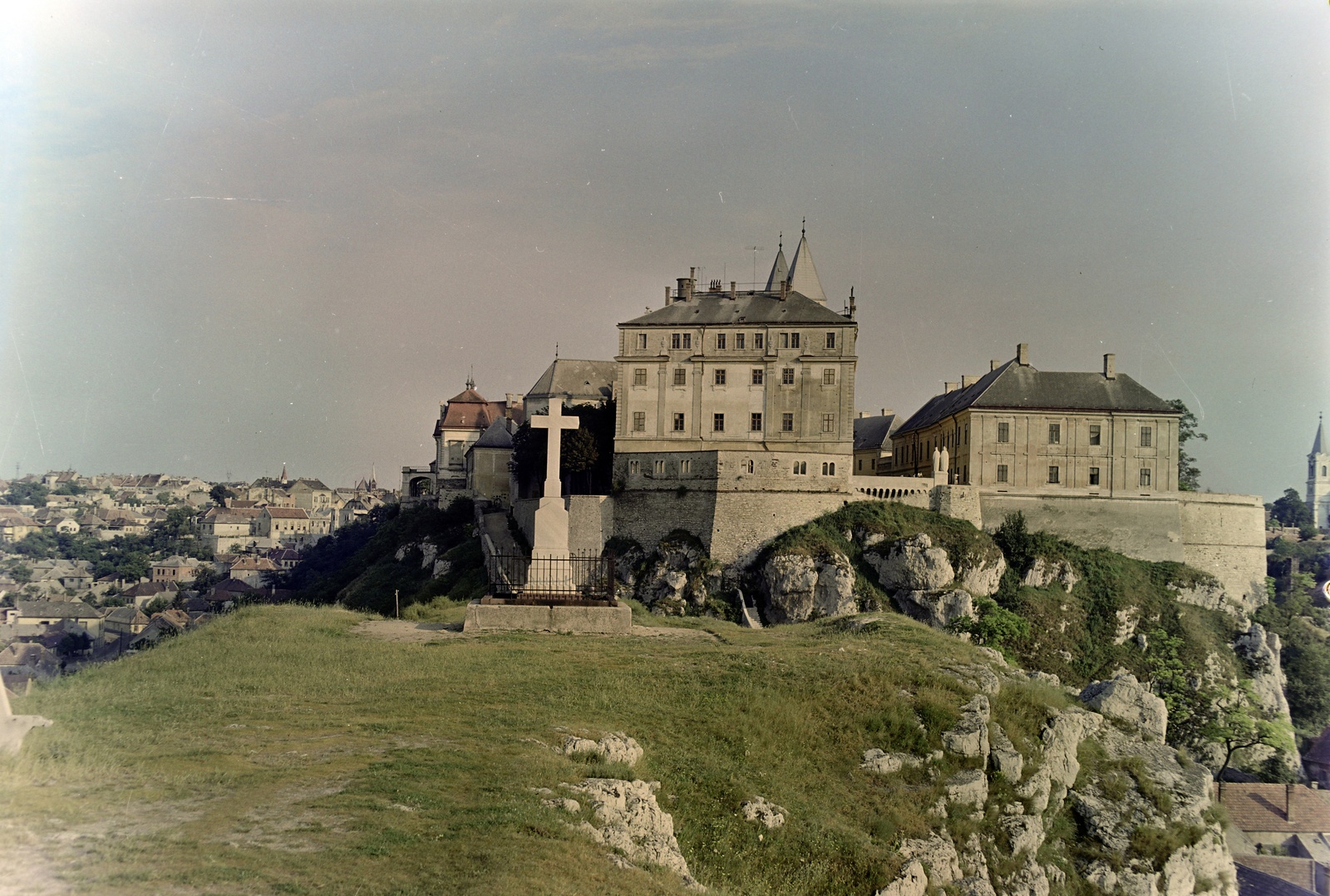 Magyarország, Veszprém, kilátás a Benedek-hegyről a Várra., 1962, Inkey Tibor, színes, Fortepan #121027