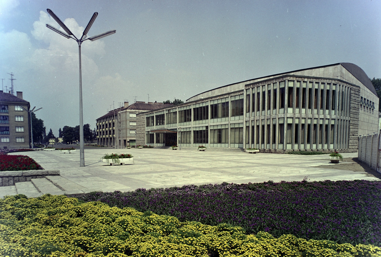 Hungary, Szombathely, Március 15. tér a Deák Ferenc utca felé nézve. Művelődési és Sportház., 1963, Inkey Tibor, colorful, building, public building, Fortepan #121029