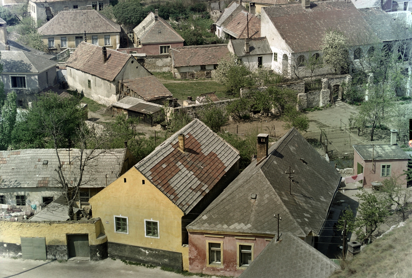 Magyarország, Veszprém, kilátás a Benedek-hegyről a Kollégium utca felé., 1962, Inkey Tibor, színes, Fortepan #121041