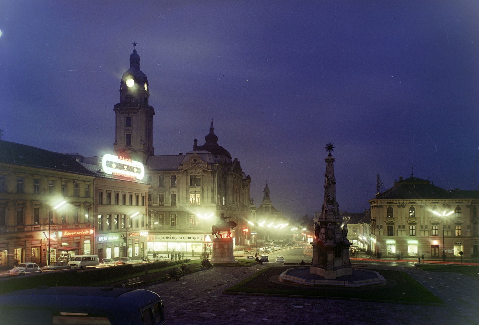 Hungary, Pécs, Széchenyi tér a Dzsámi elöl a Városháza felé nézve, előtérben a Szentháromság-szobor., 1967, Inkey Tibor, colorful, Fortepan #121042