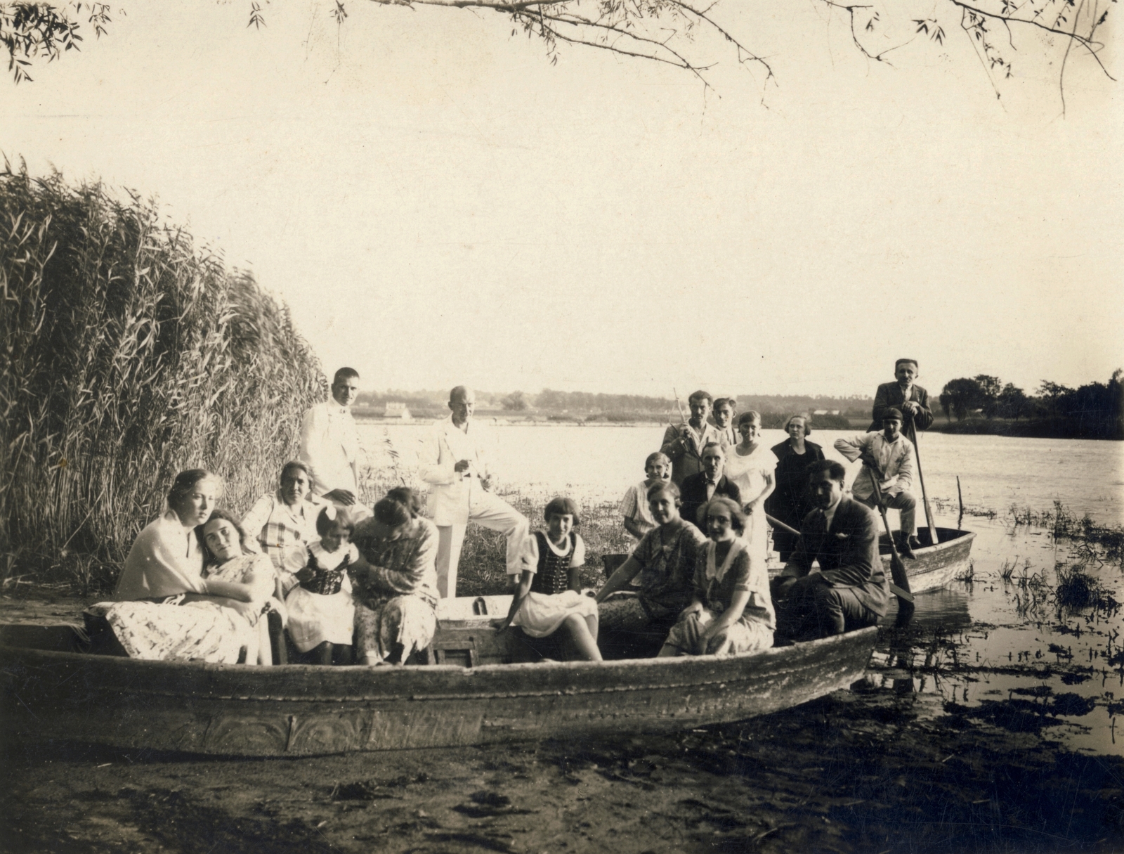 Hungary, Előszállás, Felső-tó., 1934, Jankovich Emma, tableau, boat, shore, reed, companionship, Fortepan #121056