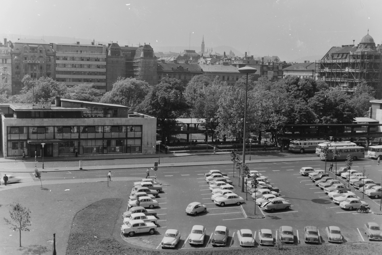 Hungary, Budapest V., Erzsébet (Engels) téri parkoló és MÁVAUT autóbusz-pályaudvar a Bajcsy-Zsilinszky út felől nézve., 1968, UVATERV, Budapest, Fortepan #121068