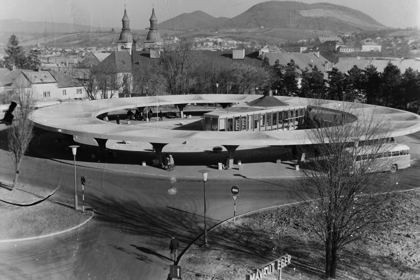 Hungary, Eger, autóbusz-pályaudvar., 1965, UVATERV, church, MÁVAUT-organisation, bus stop, Fortepan #121073