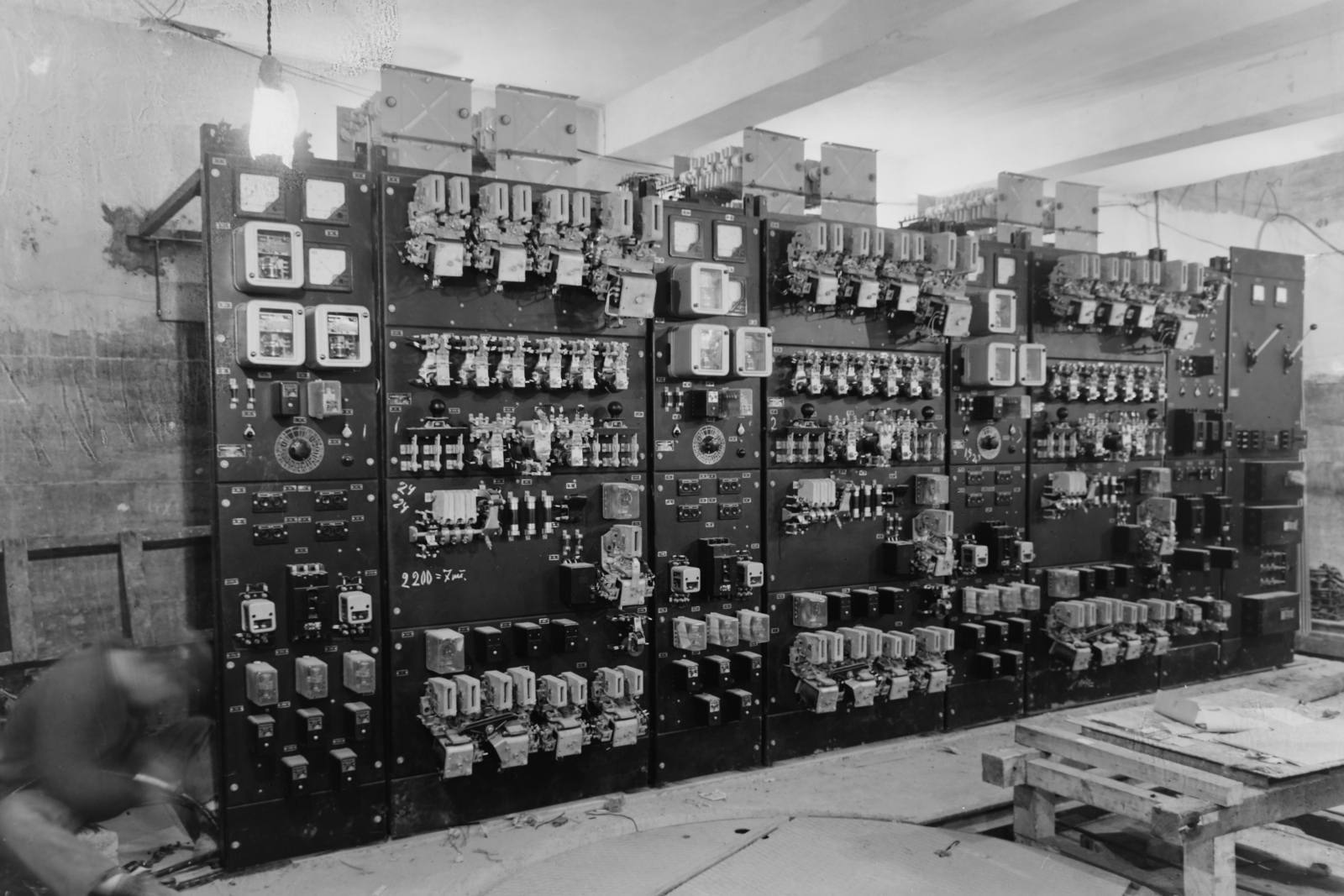 Hungary, Budapest VIII., Baross tér, a metró mozgólépcsőjének vezérlőberendezése a Keleti pályaudvari megállónál., 1968, UVATERV, portable generator, transformer, Budapest, measuring point, subway, control panel, control room, moving escalator, Fortepan #121075