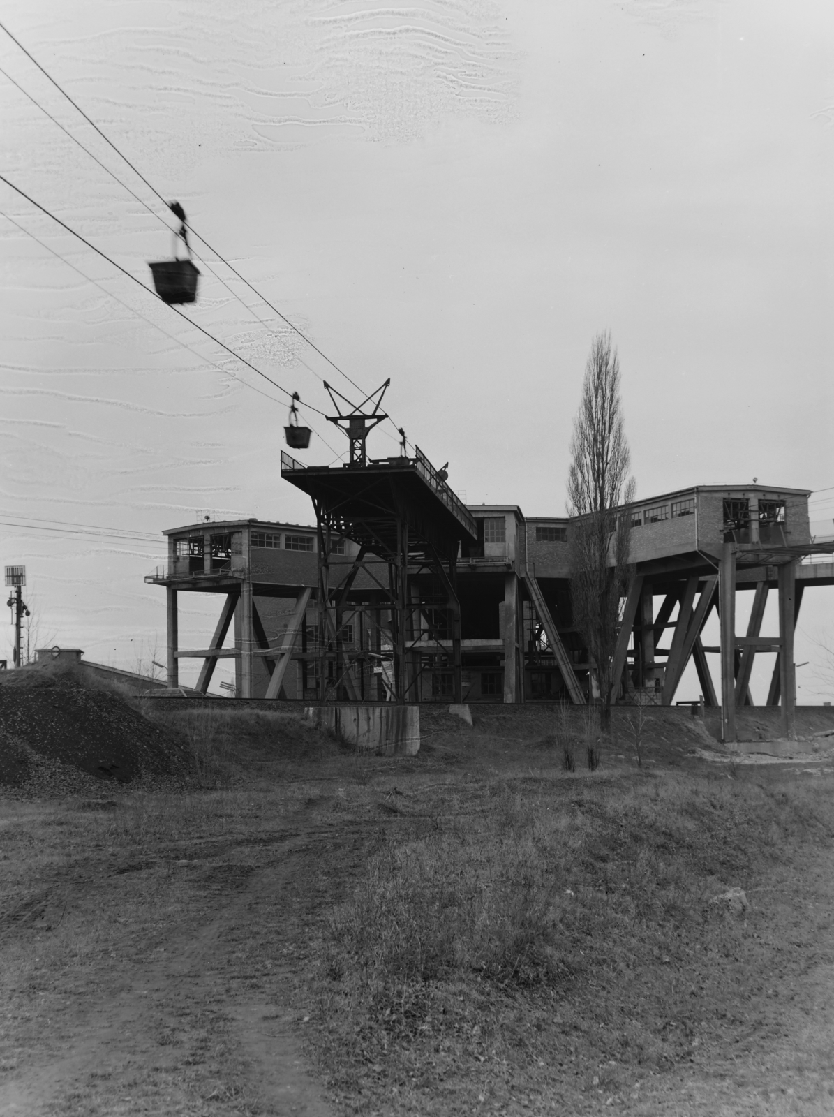 Magyarország, Ajka, a Kossuth, az Ármin, a Jókai és a padragi bányától érkező csillesor vasúti átrakója., 1971, UVATERV, Fortepan #121081