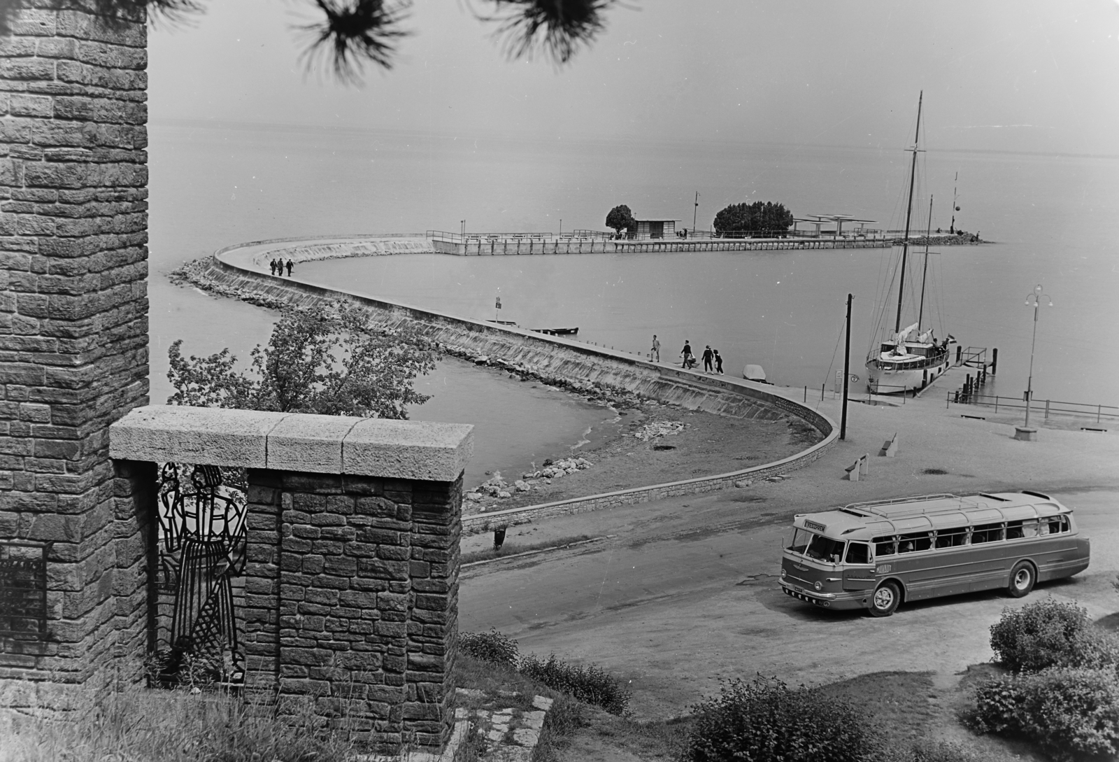 Hungary,Lake Balaton, Tihany, hajóállomás, balra a Darányi Ignác emlékmű., 1961, UVATERV, MÁVAUT-organisation, Fortepan #121098
