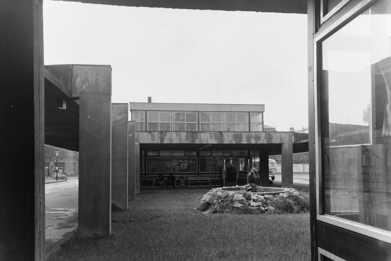 Hungary, Győr, Hunyadi utca, MÁVAUT pályaudvar., 1969, UVATERV, fountain, bus stop, Fortepan #121099