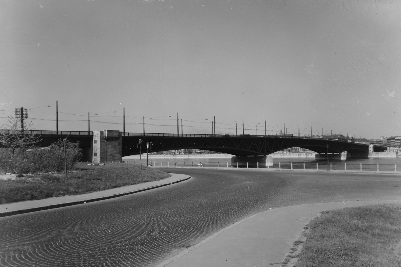 Hungary, Budapest XI., Petőfi híd a budai hídfőtől nézve. Jobb oldalon a Ferenc körút - Mester utca sarkán álló ház sarokkupolája látszik., 1960, UVATERV, Budapest, bridge, Fortepan #121116