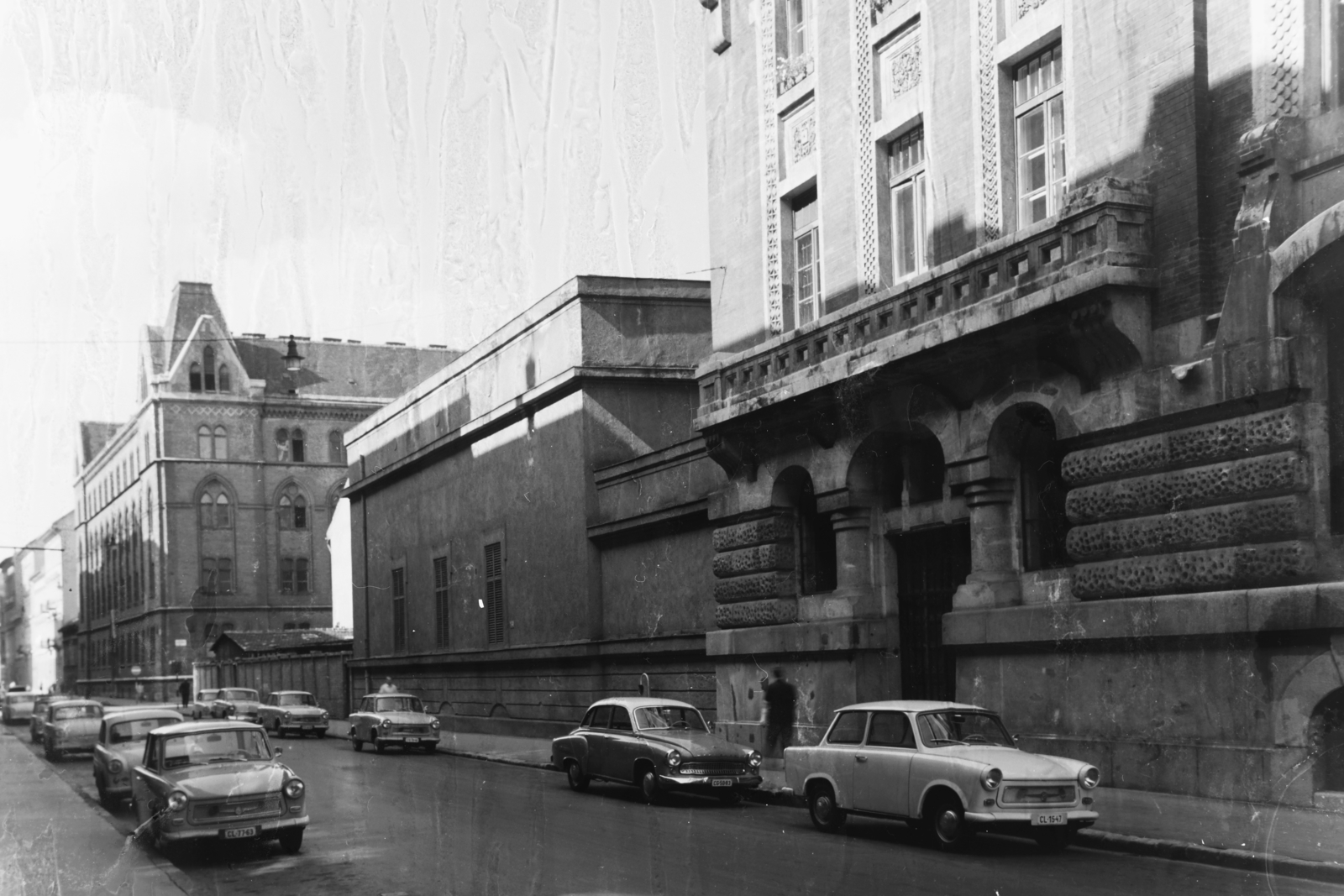 Hungary, Budapest VIII., Német (Bacsó Béla) utca a Horváth Mihály tér felöl a József utca felé nézve, jobbra a József Telefonközpont épülete., 1970, UVATERV, number plate, Budapest, Fortepan #121121