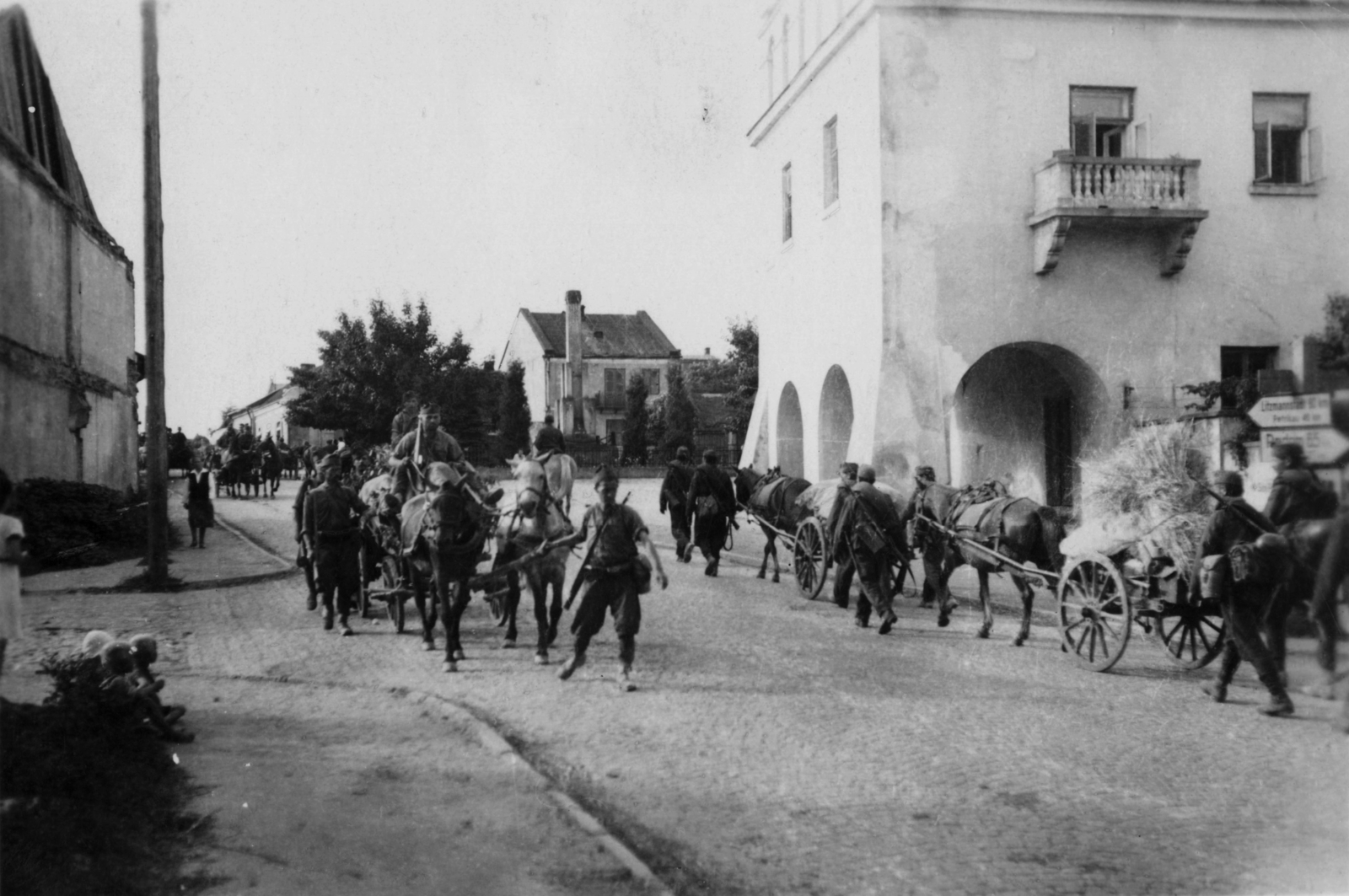 Poland, Opoczno, ulica 17-go Stycznia, balra az ulica Janasa. Jobbra a Kazimierz-kastély (később Muzeum Regionalne w Opocznie), 1942, Zádori Ferenc, chariot, second World War, Hungarian soldier, Fortepan #121157