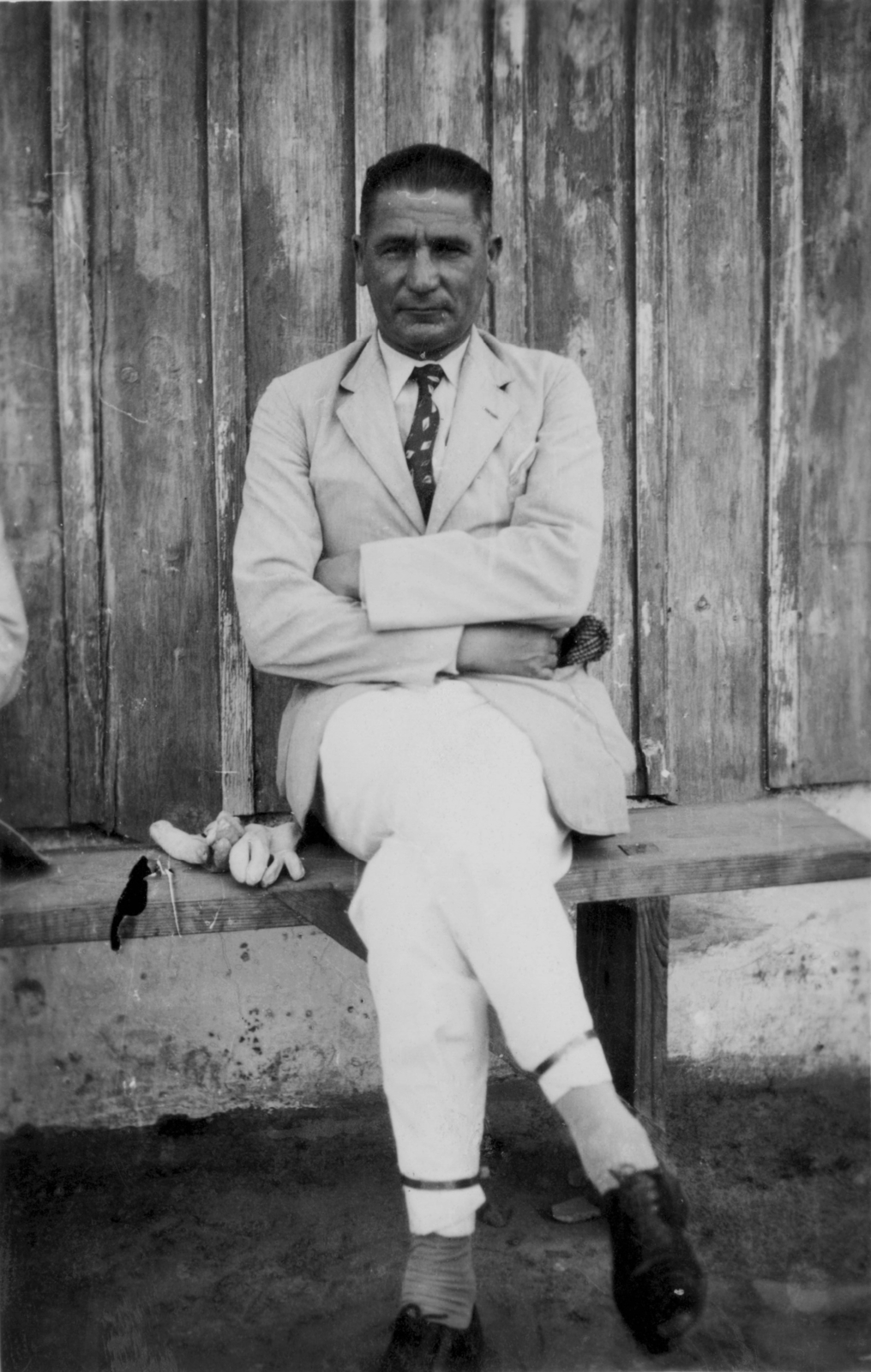 Hungary, Dunapataj, 1937, Zádori Ferenc, portrait, man, arms crossed over the chest, leg over leg, Fortepan #121162