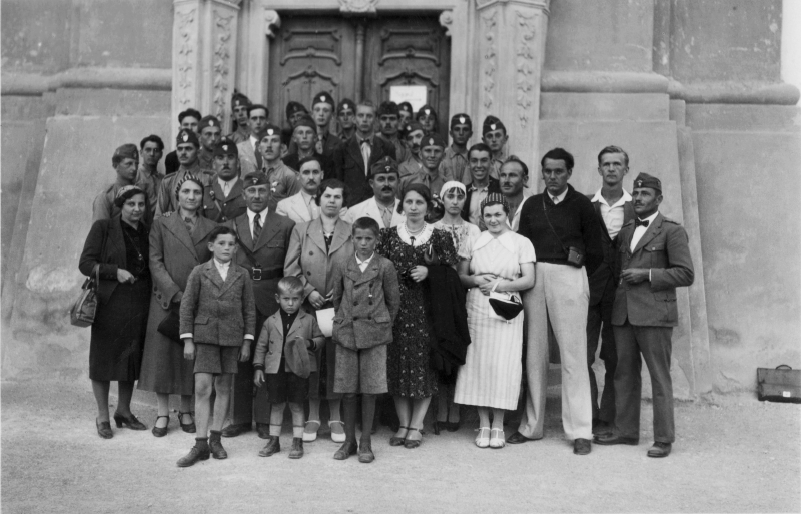 Hungary,Lake Balaton, Tihany, a dunapataji leventék kiránduláson, kiképzőikkel és azok hozzátartozóival. A felvétel az apátsági templom kapujánál készült, a balatonaligai táborozás idején., 1937, Zádori Ferenc, youth military organisation, Fortepan #121167
