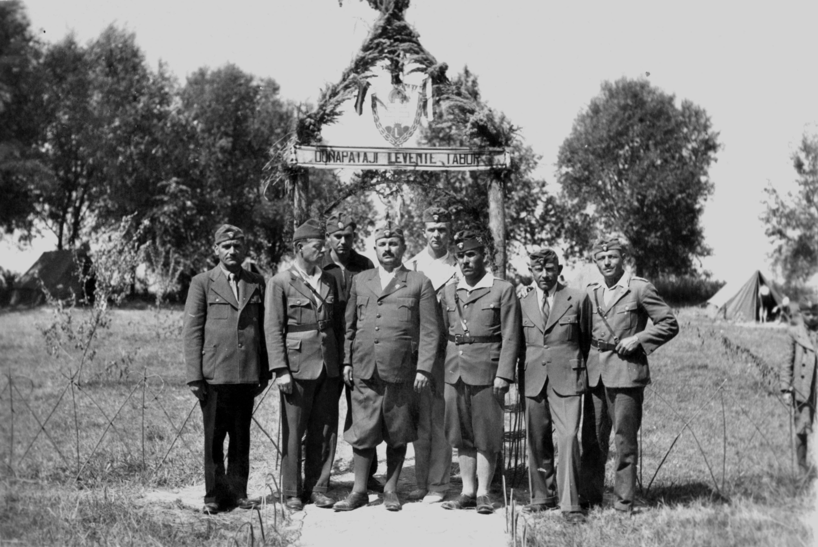 Magyarország, Balatonvilágos, Balatonaliga (ekkor Balatonfőkajárhoz tartozott), a felvétel a dunapataji leventék tábora előtt készült., 1937, Zádori Ferenc, tábor, levente, Fortepan #121169