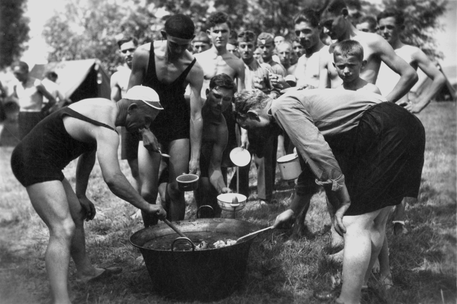 Hungary, Balatonvilágos, Balatonaliga (ekkor Balatonfőkajárhoz tartozott), a dunapataji leventék tábora., 1937, Zádori Ferenc, meal, cauldron, camp, youth military organisation, Fortepan #121171